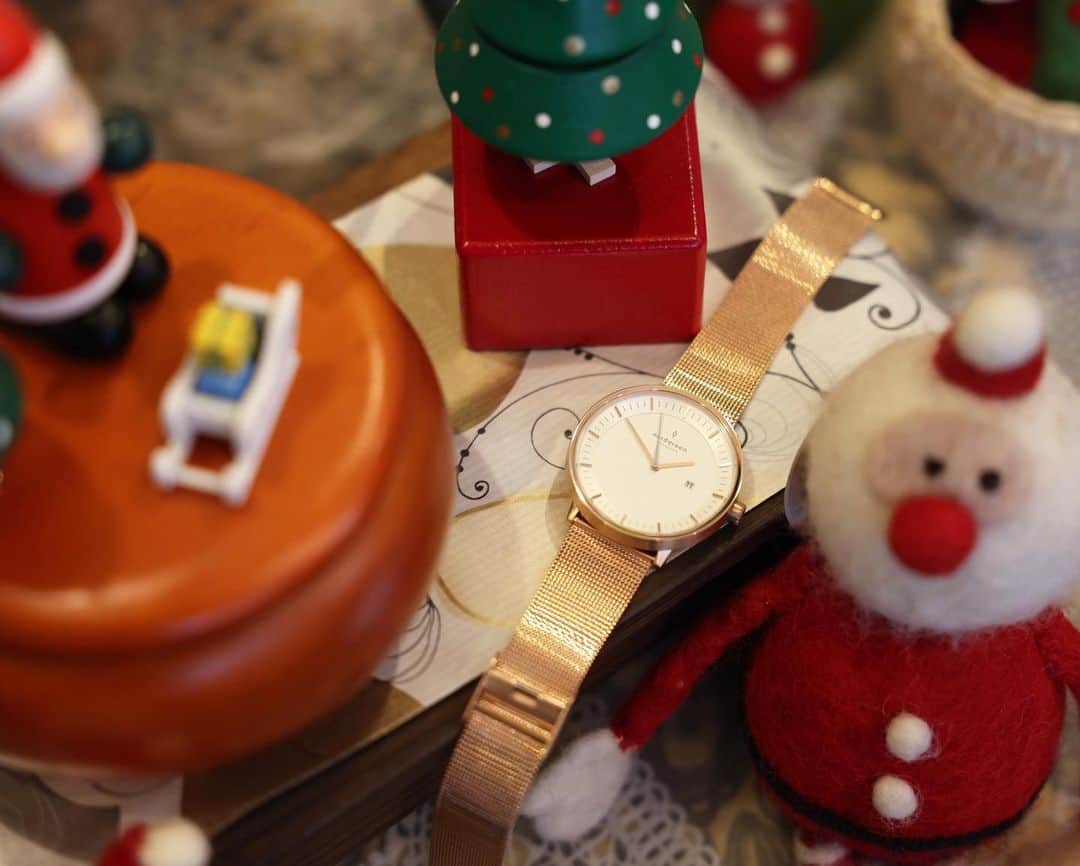 松浦彩さんのインスタグラム写真 - (松浦彩Instagram)「#nordgreen 腕時計を購入することで寄付ができる社会貢献プログラムには、インドに暮らすこども1人に1ヶ月分の教育を。というものもあるそうです。(協力団体:PrathamUK) ⠀ 大切な方の贈り物が、誰かへの支援にもなる。この取組みに感銘を受けて、今回のコラボレーションをお受けすることにしました😌💓 ⠀ nordgreenさん @nordgreenofficial 貴重な機会をありがとうございました😊 ⠀ ブラックフライデー期間(〜12/1)限定の35%offクーポンコードをいただいたので、よろしければ🐻◎ ⠀ 【 ayama35 】 ⠀ URLはプロフィール欄にあります👉🏻 @ayamatsuura_  ⠀ photo by @masa2020sp (1,2枚目) @kazuhisafoto (3-6枚目) 撮影協力 chotto futto (山形市七日町3-2-8) @zakkaya_chottofutto  ⠀ #ノードグリーン #wacthlover #腕時計 #腕時計コーデ #portrait #portraitphotography #japanesegirl #pr #松浦彩」11月29日 20時16分 - ayamatsuura.s