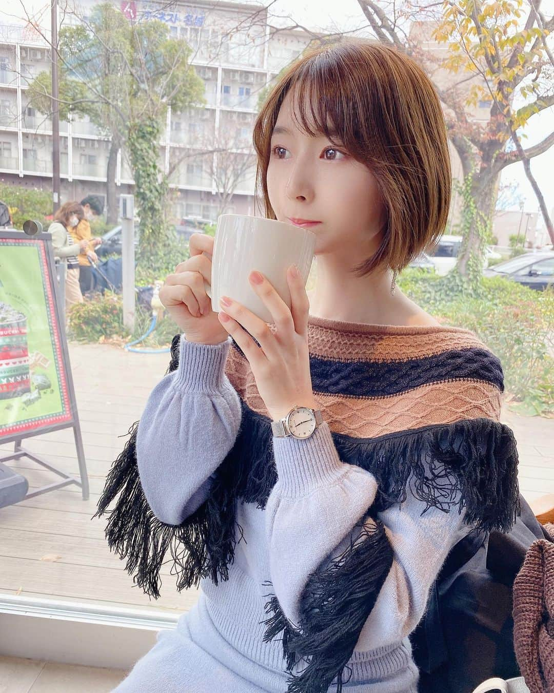 北川りなさんのインスタグラム写真 - (北川りなInstagram)「抹茶大好きだから、絶対絶対飲みたかった #スタバ新作 💕  めちゃおいしかった😆✨  生クリームはめちゃ少なめにしてもらいました←  冬はニットだからあまり時計しないんだけど @liakulea_japan の時計が可愛かったから 久々にはめてみた😊  クーポンコード「ris21ku23」で10%OFFになるよ◎  ダイエットしたいけど、新作の抹茶もう一回飲みたい🤣w  #スタバ#スタバ好きな人と繋がりたい #抹茶抹茶ホワイトチョコレートフラペチーノ #カフェ#starbucks #リアクレア#時計#腕時計#liakulea #ハワイ#手元倶楽部#fashion#ショートヘア」11月29日 20時16分 - ri.s215.na