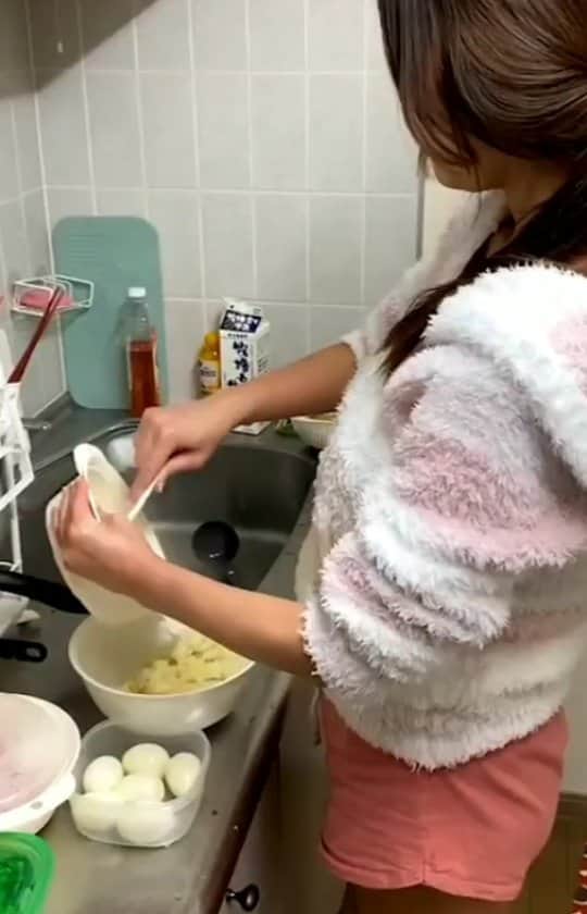 今藤霧子のインスタグラム：「well I've been cooking today  today's menu  potato🥔salad🥗 fried shrimp🍤 #KirikoImafuji  #今藤霧子 #cooking」