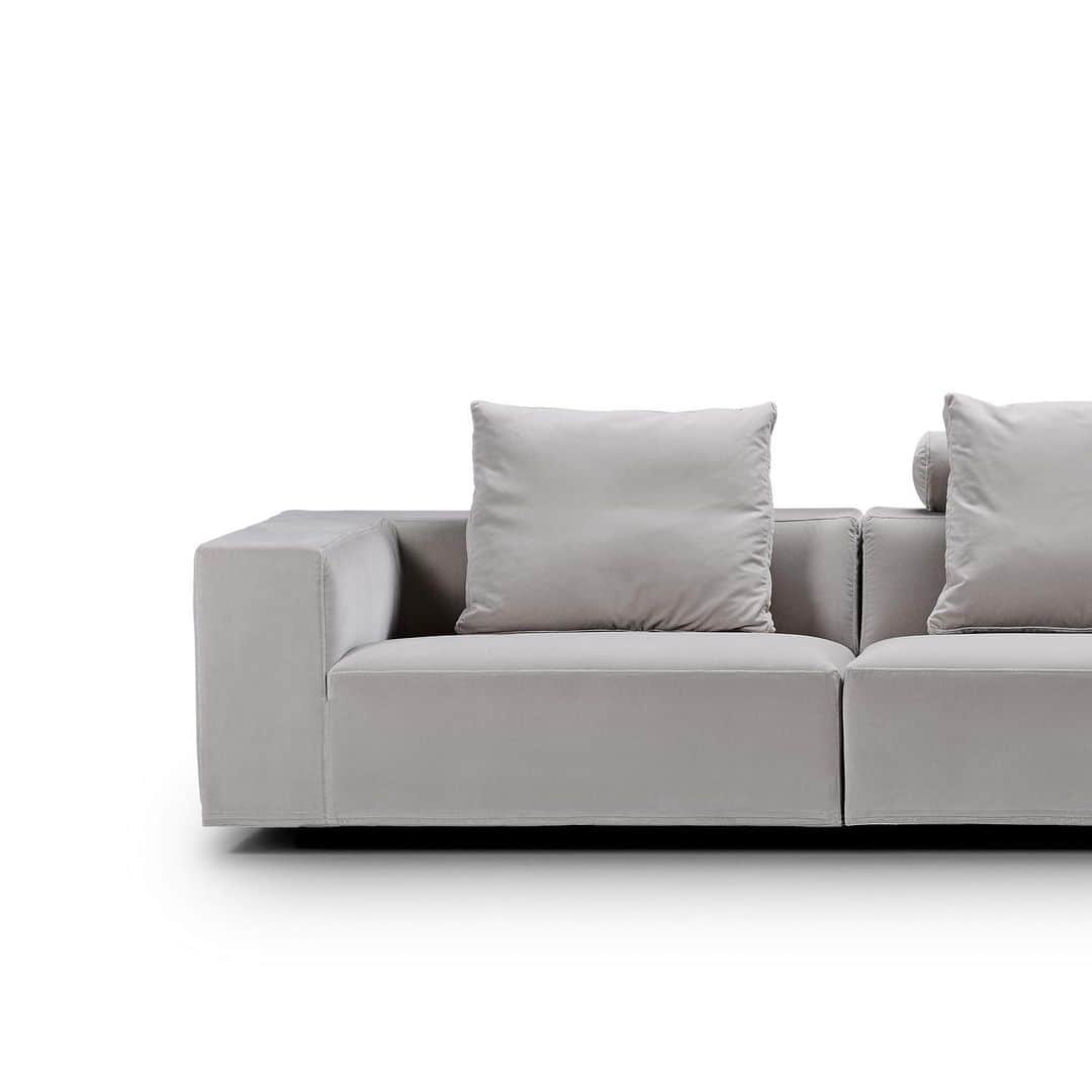 のインスタグラム：「The cover is removable and fitted with velcro so you can easily remove it and clean it (follow the care and maintenance instructions of the fabric). Furthermore, underneath the cover, the sofa is protected by a base cover in 100% cotton.⁠⠀ •⁠⠀ •⁠⠀ •⁠⠀ #eilersen #baseline #eilersenfurniture #myeilersen #interiordesign #homedecor #sofa #danishdesign #inredning #finahem #interiorlovers #interiordesign #modernliving #minimalism #nordiskehjem #nordicinspiration #nordicliving #craftsmanship #luxurylifestyle #boligindretning #designinterior #livingroominspo #boliginspiration #softminimalism #hemindredning #schönerwohnen #nordicminimalism」