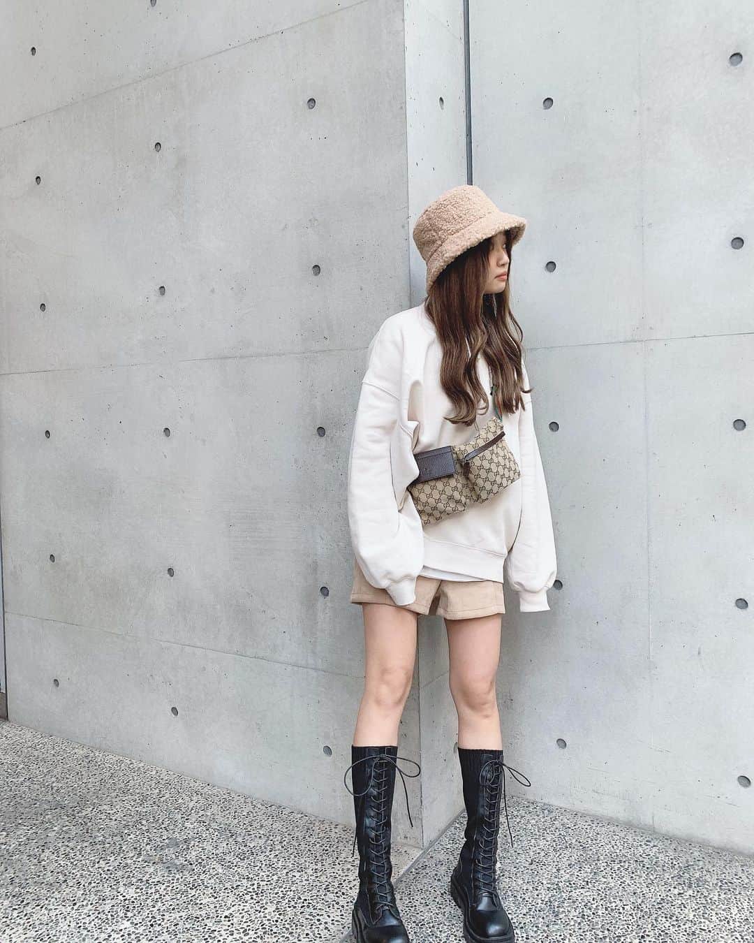 いっちゃん/嶋津 いつみのインスタグラム：「. . なんで今年こんな ロングブーツ流行ってんの🙄？ . . . . かわいいけど コーデ考えるの難しいよね👉🏻👈🏻 . . . . .  #関西  #関西サロモ  #サロンモデル #サロモ #いっちゃん  #フリーモデル #関西モデル  #あざといっちゃん #かわいっちゃん #いっちゃんコーデ  #ブライダルモデル #アレンジモデル #ヘアカラー  #ヘアアレンジ #くしゃ顔 #ootd #カジュアルコーデ #コーデ #プチプラコーデ」