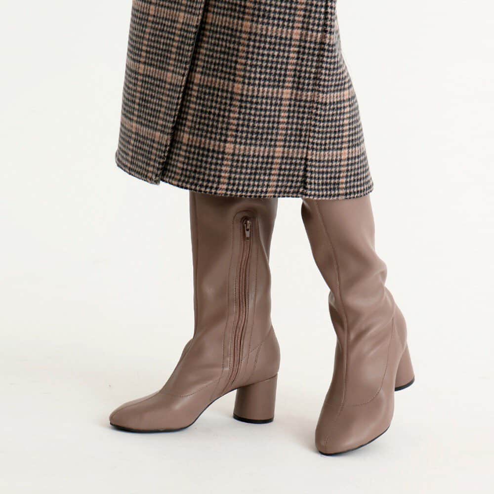 nouerさんのインスタグラム写真 - (nouerInstagram)「. ○Recommend Item○ . サークルヒールが印象的なロングブーツ . アーモンドトゥにセンターシームデザインが女性らしくきれいな足元を演出◎ ． 程よいストレッチでフィットし、太めのヒールで安定感があるのもポイントです☺︎ . . [no.14-61-20875] . . #2020AW #autumn #winter #fashion #trend #item #shoes #boots #longboots #JETEE #instafashion #instagood #nouer #PECHINCHAR #condiment #ヌエール #ファッション #トレンド #アイテム#シューズ #ブーツ#ロングブーツ. 気になる点があればお気軽にコメントどうぞ 💭」11月29日 20時20分 - nouer_official