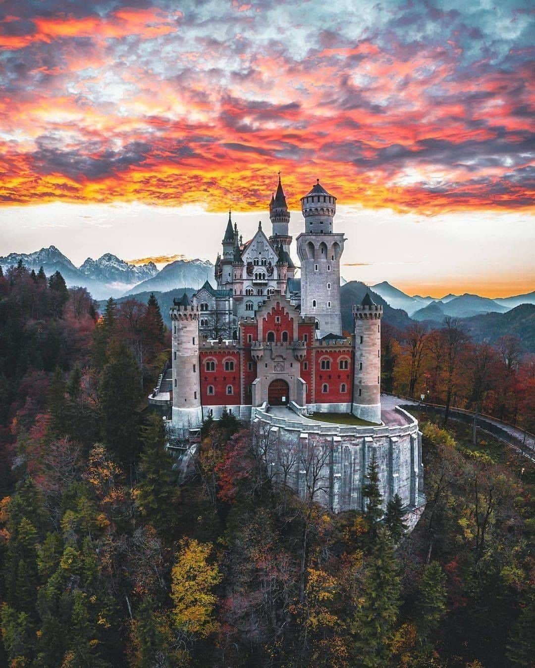 9GAGさんのインスタグラム写真 - (9GAGInstagram)「Who would you like to watch this blazing sky with? 🔥 Follow @voyaged for more hidden gems around the 🌍 - 📷 @daniel_weissenhorn - #voyaged #chlossNeuschwanstein #9gag」11月29日 20時30分 - 9gag