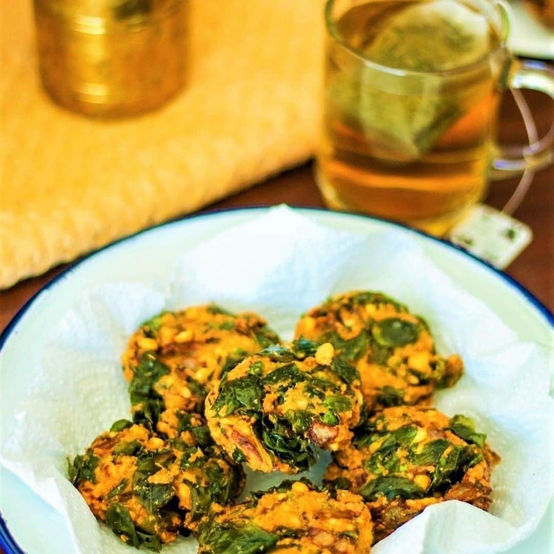 Archana's Kitchenさんのインスタグラム写真 - (Archana's KitchenInstagram)「Try this Crispy vada that is made quite healthy by adding Moringa/Drumstick leaves into the batter. You can either prepare it by traditionally deep frying it or by using the paniyaram pan. Serve it as a snack during your tea time. Get the recipe from the smart.bio link in my profile @archanaskitchen . . . . . . . . . #recipes #easyrecipes #snacks #teatime #teatimesnacks #sandwich #bombaysandwich #archanaskitchen #healthyeating #highprotein #eatfit #cooking #food #healthyrecipes #foodphotography #recipeoftheday #comfortfood #deliciousfood」11月29日 20時31分 - archanaskitchen