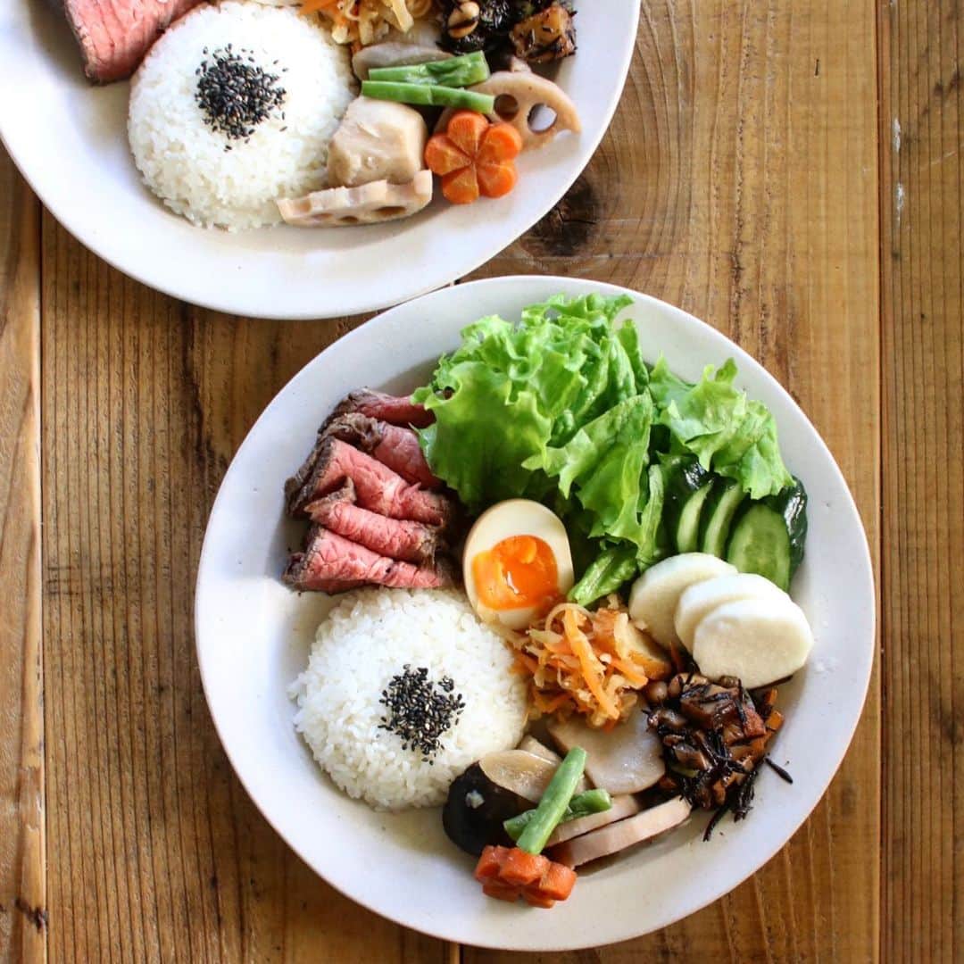 Atsukoのインスタグラム：「昨日の朝ごはん ･ 筑前煮 味玉 切り干し大根煮 ひじき煮 ローストビーフ 胡瓜と長芋の浅漬け ･ 昨日はこれ作って、娘のお弁当3人分作り、職場弁当作ってたら朝時間無い無い😂😂 なのに娘は弁当置いてくわ、なんかハプニング続出でもやもやーな1日だった😭 今日はひーーーーーさしぶりに沢山寝た。寝ても寝ても眠い😩 まだ寝られる気がする。笑 あーハワイにいきたいなー」