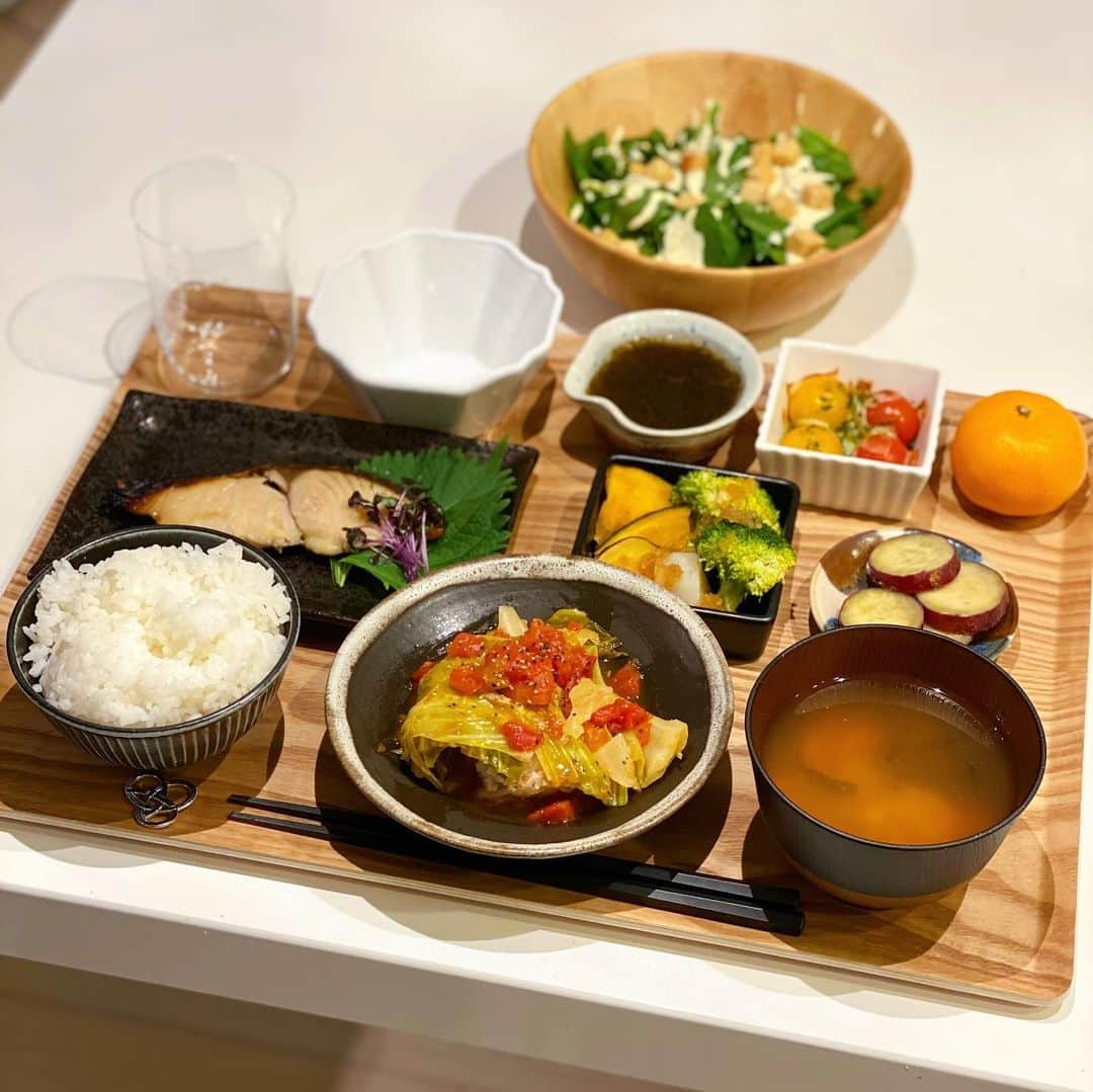 姫野れみのインスタグラム：「#石毛家の食卓 👨🏿‍🍳 @oisix 様の食材が段ボール２箱分！！ たっくさん届きました！ありがとうございます😊  今回は"レタスクラブ×ちゃんとoisix"のコラボ✨ 旬の甘シャキ寒玉キャベツを使ったメニューのご提案！ 旬の食材を余ることなくたっぷり使えるのは嬉しい🥺  調味料なども詳しく掲載してありますが アスリートのパパ用に自分で変えて作っています☺️  そんな初日"Day１"のメニュー📖 🥬#巻かないロールキャベツ (oisix) 🍠#レンジでホク甘！おさつバター (oisix) 🥗#ほうれん草のシーザーサラダ (oisix) 🐟#さわらの西京焼き  🥦#自家製玉ねぎドレッシングの温野菜 🌊#もずく酢 🍅#プチトマトのバジルチーズ焼き 🍚#白米 🍲#さつまいもと人参とわかめの味噌汁 🍊#三ケ日みかん  作り方も３品同時進行で記載してあるので ただ指示通りにこなしていけばいいだけで 手順を考えなくて良いって気づいたら ３品できてる状態でとっても楽ちん🥺  何より食材が新鮮な国産品なのでどれも安心で とっっても美味しい！！ 今回巻かないロールキャベツで使った "館ヶ森高原の豚ひき肉"が美味しすぎて 感激でした🥺🥺🥺  次回も作る(&食べる)のが楽しみです♪  #oisix #dinner #food #cooking #kitoisix #ちゃんとoisix #サッカー選手のごはん #アスリートフードマイスター #オイシックス #プレミアムモニター #料理 #夕食 #アスリート飯 #夜ご飯 #夜ごはん #手作り料理 #手作りごはん #おうちごはん #レシピ」