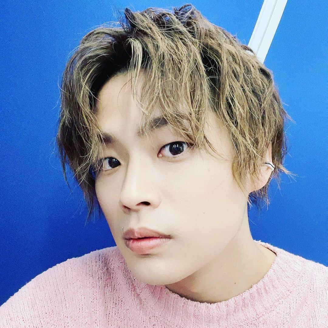 濱健人のインスタグラム：「今日のヘアメイクいつもとちょいイメージ変わってテンション上がった」