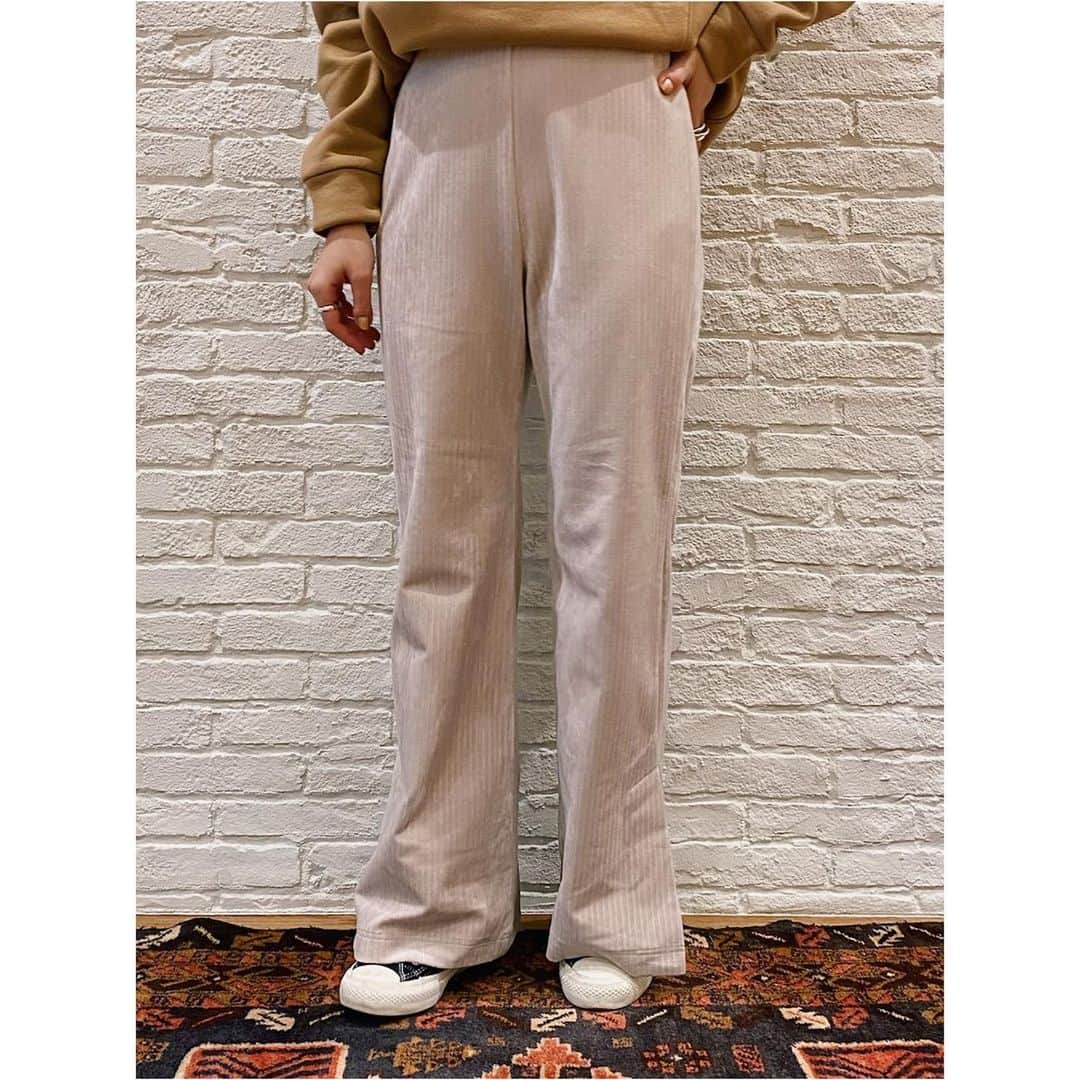 JET jpさんのインスタグラム写真 - (JET jpInstagram)「﻿ Corduroy Pants﻿ ———————-﻿ ﻿ コーデュロイジャージー素材を使用した秋冬らしい温かみを感じられるイージーパンツ✔︎ウエストゴム仕様で快適な履き心地ながら、カジュアルにも綺麗目にもコーディネイトが決まるアイテム。﻿ ﻿ #コーデュロイフレアイージーパンツ﻿ No.C80-69013 / ¥9,900(taxin)﻿ Col: ライトべージュ/ライトブルー/ネイビー/レモンイエロー﻿ ﻿ ﻿ >>詳しくは画像をタップ❗️﻿ 商品タグより、詳細がご覧いただけます﻿ ﻿ ※こちらの商品はオンラインストア＆一部店舗にてお取り扱いがございます。﻿ ﻿ —————————————﻿ ﻿ \\ POINT10倍キャンペーン //﻿ @world_onlinestore にてセール品を除く商品がポイント10倍に！﻿ 冬物のまとめ買いのチャンスです❗️﻿ 是非お見逃しなく⭐️﻿ ﻿ —————————————﻿ ﻿ #jet #jetlosangeles #jet_losangeles #nowonsale #newarrival #recommend #﻿  #ジェット #新作 #紹介 #スタッフ #スタッフ #着用 #スタイリング #コーディネイト #ワンマイルウェア #新ライン #カジュアル #楽ちん #コーデュロイ #パンツ #フレア #スリット #トレンド #カラー #ベージュ #イエロー #ブルー #ネイビー」11月29日 20時29分 - jet_losangeles