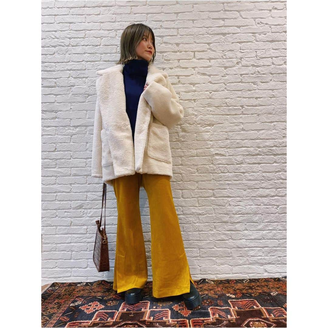 JET jpさんのインスタグラム写真 - (JET jpInstagram)「﻿ Corduroy Pants﻿ ———————-﻿ ﻿ コーデュロイジャージー素材を使用した秋冬らしい温かみを感じられるイージーパンツ✔︎ウエストゴム仕様で快適な履き心地ながら、カジュアルにも綺麗目にもコーディネイトが決まるアイテム。﻿ ﻿ #コーデュロイフレアイージーパンツ﻿ No.C80-69013 / ¥9,900(taxin)﻿ Col: ライトべージュ/ライトブルー/ネイビー/レモンイエロー﻿ ﻿ ﻿ >>詳しくは画像をタップ❗️﻿ 商品タグより、詳細がご覧いただけます﻿ ﻿ ※こちらの商品はオンラインストア＆一部店舗にてお取り扱いがございます。﻿ ﻿ —————————————﻿ ﻿ \\ POINT10倍キャンペーン //﻿ @world_onlinestore にてセール品を除く商品がポイント10倍に！﻿ 冬物のまとめ買いのチャンスです❗️﻿ 是非お見逃しなく⭐️﻿ ﻿ —————————————﻿ ﻿ #jet #jetlosangeles #jet_losangeles #nowonsale #newarrival #recommend #﻿  #ジェット #新作 #紹介 #スタッフ #スタッフ #着用 #スタイリング #コーディネイト #ワンマイルウェア #新ライン #カジュアル #楽ちん #コーデュロイ #パンツ #フレア #スリット #トレンド #カラー #ベージュ #イエロー #ブルー #ネイビー」11月29日 20時29分 - jet_losangeles