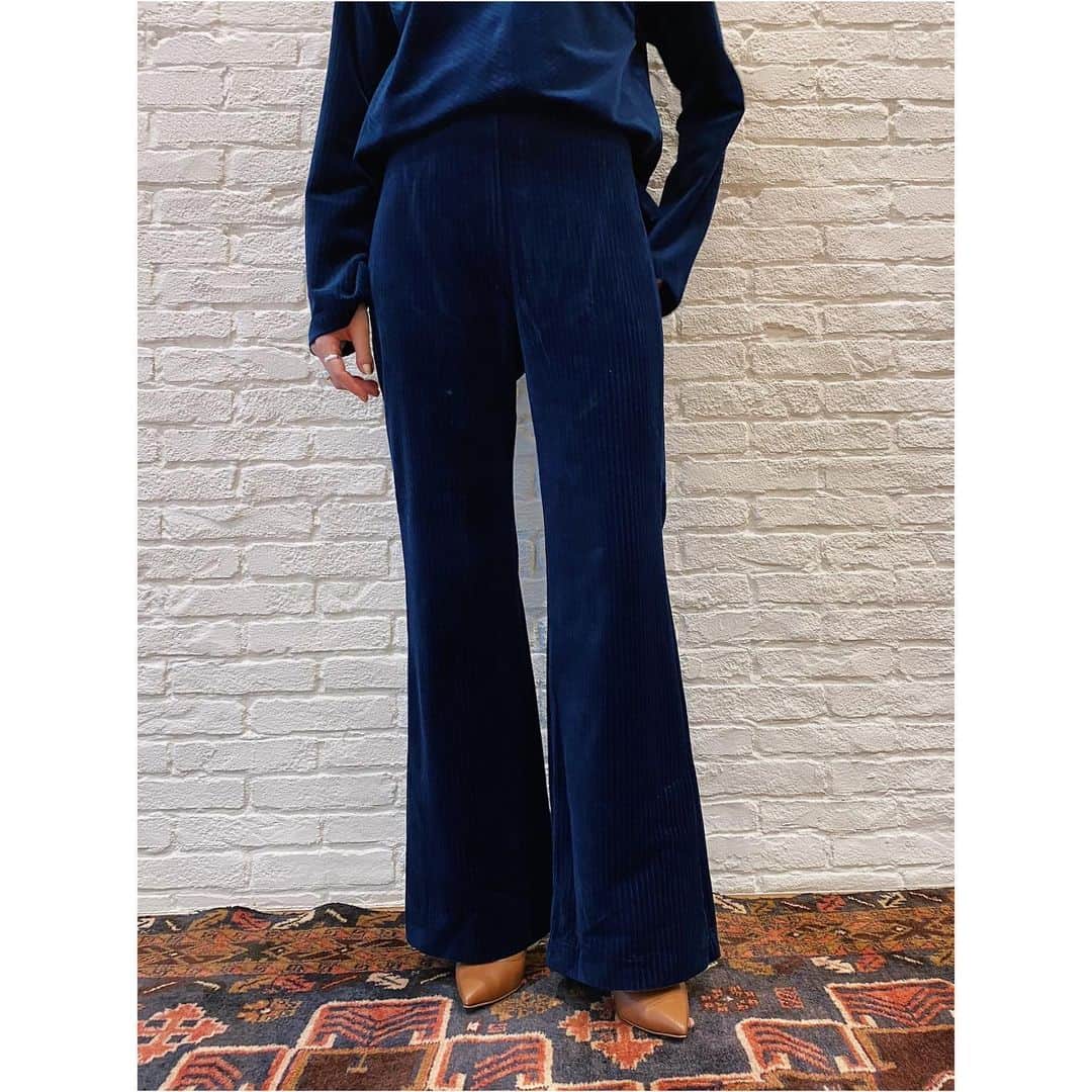 のインスタグラム：「﻿ Corduroy Pants﻿ ———————-﻿ ﻿ コーデュロイジャージー素材を使用した秋冬らしい温かみを感じられるイージーパンツ✔︎ウエストゴム仕様で快適な履き心地ながら、カジュアルにも綺麗目にもコーディネイトが決まるアイテム。﻿ ﻿ #コーデュロイフレアイージーパンツ﻿ No.C80-69013 / ¥9,900(taxin)﻿ Col: ライトべージュ/ライトブルー/ネイビー/レモンイエロー﻿ ﻿ ﻿ >>詳しくは画像をタップ❗️﻿ 商品タグより、詳細がご覧いただけます﻿ ﻿ ※こちらの商品はオンラインストア＆一部店舗にてお取り扱いがございます。﻿ ﻿ —————————————﻿ ﻿ \\ POINT10倍キャンペーン //﻿ @world_onlinestore にてセール品を除く商品がポイント10倍に！﻿ 冬物のまとめ買いのチャンスです❗️﻿ 是非お見逃しなく⭐️﻿ ﻿ —————————————﻿ ﻿ #jet #jetlosangeles #jet_losangeles #nowonsale #newarrival #recommend #﻿  #ジェット #新作 #紹介 #スタッフ #スタッフ #着用 #スタイリング #コーディネイト #ワンマイルウェア #新ライン #カジュアル #楽ちん #コーデュロイ #パンツ #フレア #スリット #トレンド #カラー #ベージュ #イエロー #ブルー #ネイビー」