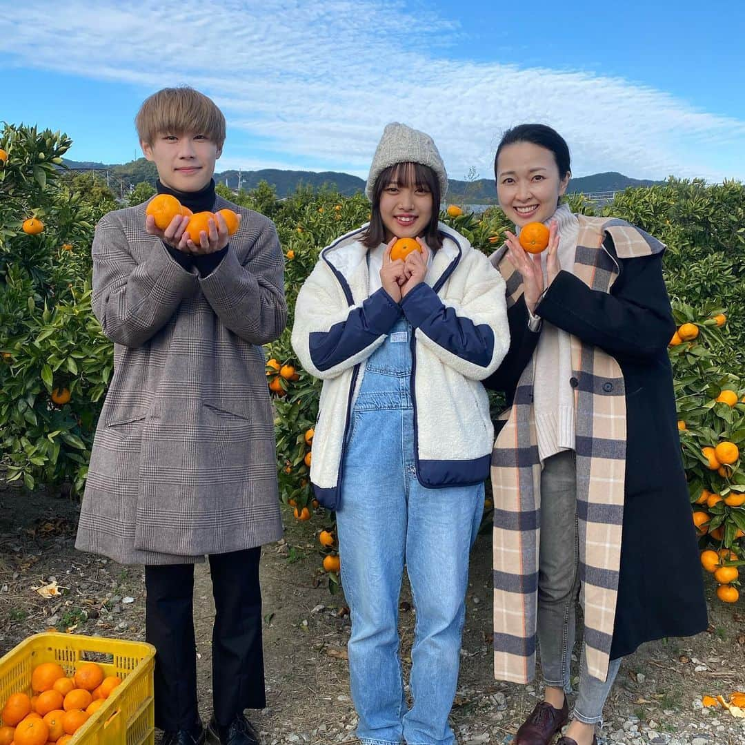 徳重杏奈さんのインスタグラム写真 - (徳重杏奈Instagram)「🍊﻿ メ〜テレのお仕事で﻿ 愛知県蒲郡市へ﻿ ﻿ 蒲郡市観光大使の﻿ #しがせいこ さん #加藤康弘 さん﻿ インフルエンサーの﻿ #石原知哉 くん  #あーちゃん と﻿ 蒲郡市内を﻿ 密を回避しながら楽しくロケしました。﻿ ﻿ いいお天気で気持ちよかった✨﻿ ﻿ 色々なことを気にしなくてよくなったら﻿ ぜひ蒲郡にお越しください🥳﻿ ﻿ わたしもまたゆっくり来たいなぁ…🍊﻿ ﻿ ロケの模様は﻿ #がまごおりアワード 公式アカウントの TikTokとInstagramに﻿掲載される予定です。 ほーんの一部、PR用の動画はテレビでも🙌﻿ ﻿ またお知らせします😌﻿ ﻿ ﻿ ﻿ @gamagori_award﻿ @shigaseiko_official ﻿ @katoyasu513 ﻿ @tomoya_kamukamupain1008 ﻿ @butterfly_ayk ﻿ #ただいま #愛知 #蒲郡 #竹島 #蒲郡みかん #名古屋 #メーテレ #アナウンサー #徳重杏奈」11月29日 20時30分 - anna.tokushige