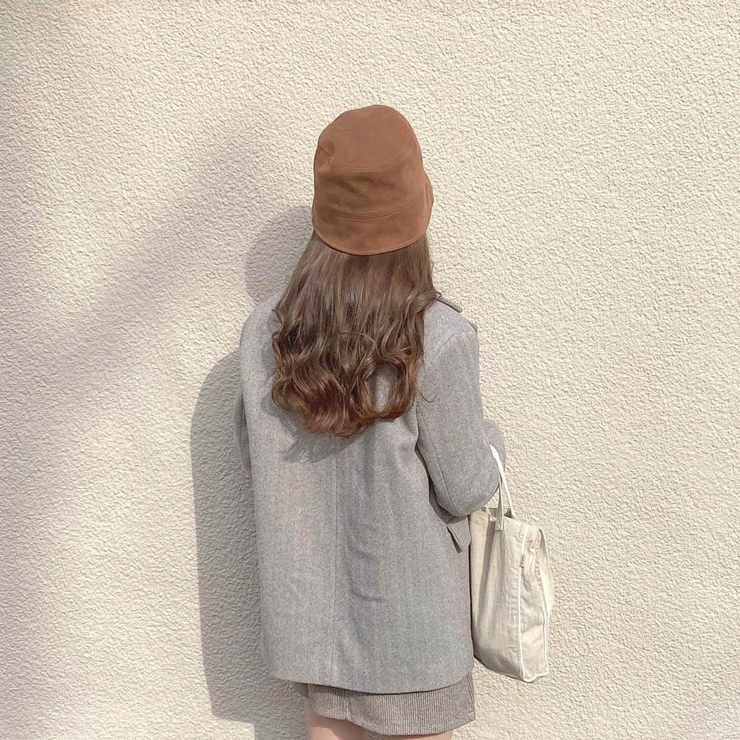 のインスタグラム：「. バケハ似合わんけど被ってみた ミニスカも久しぶりに履いた😂 #envylook#envylook_japan #ジャケット#ヘリンボーン #バケットハット#バケハ#バケハ女子 #ミニスカート#ミニスカ#淡色女子」