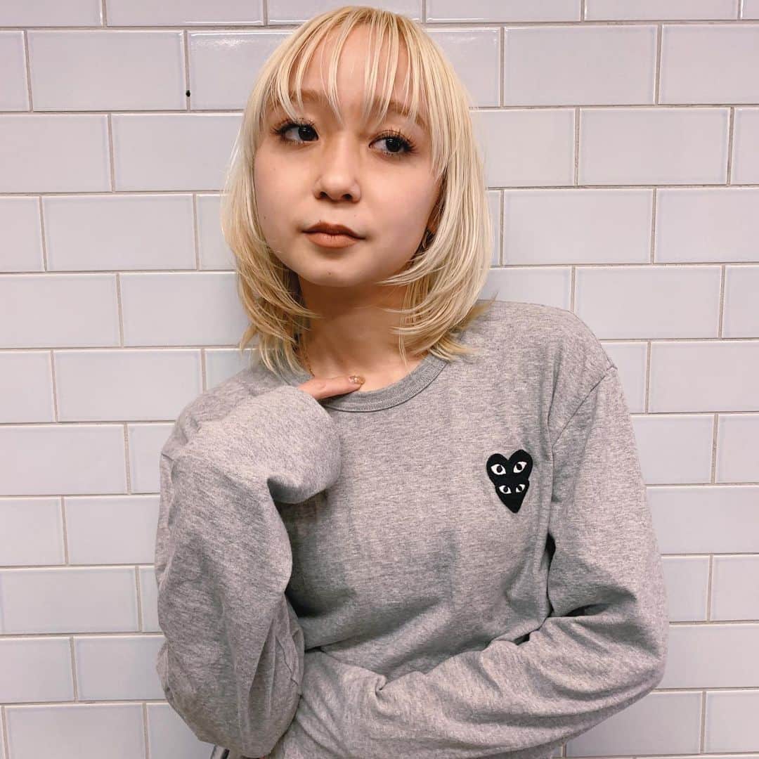 フジエリサコのインスタグラム：「花とみつばち、太田ヘア〜🐝🌼 夏からずっとずっとやりたかった髪型。笑 なっちゃんいつもありがと🤍 小学生ぶりにレイヤー！みたいな髪型にしてみた、新鮮！ #花とみつばち #安野モヨコ」