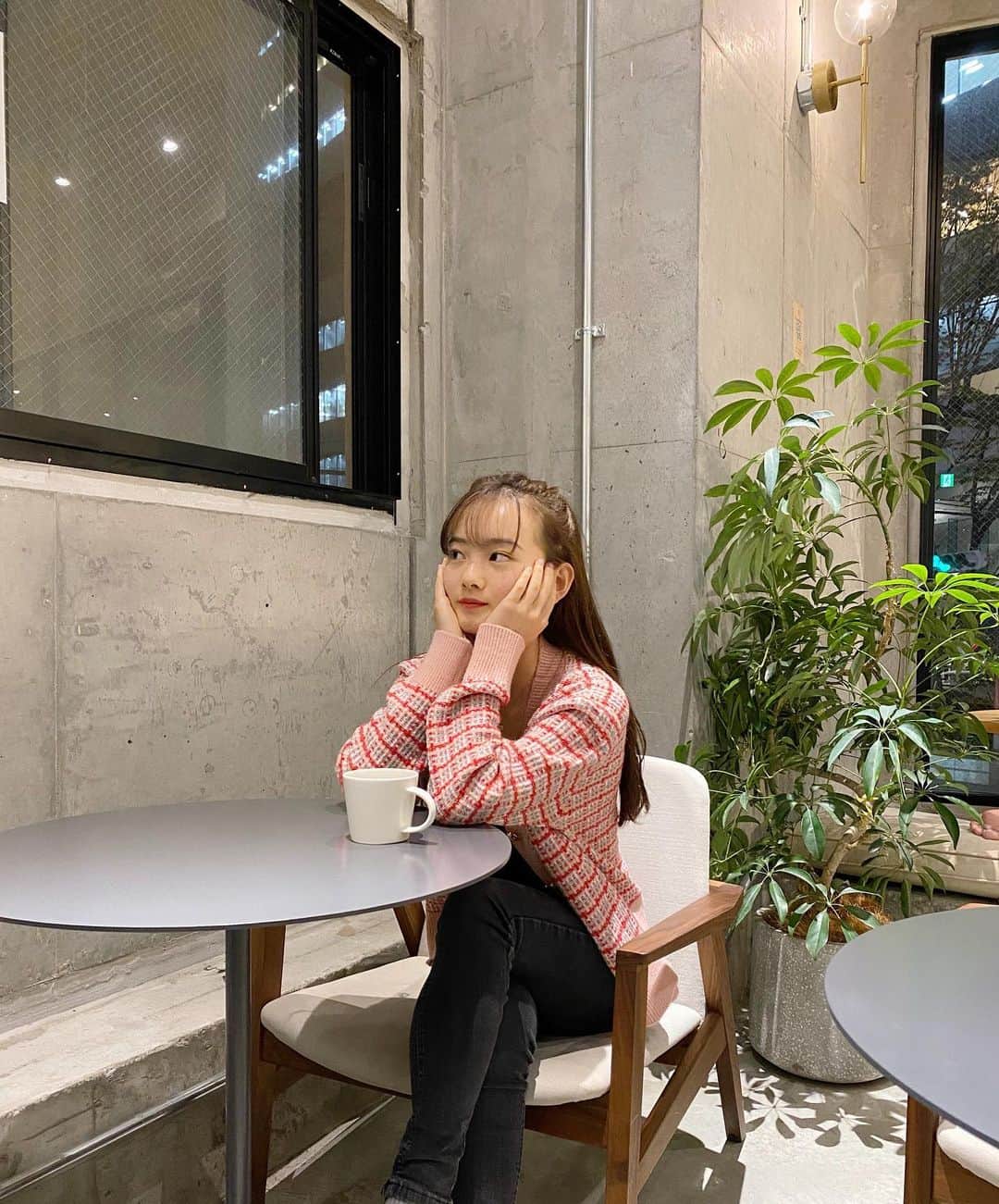 青山舞莉のインスタグラム：「オフの日はカフェ巡り☕️  topsは @iradowl_official  #ミーの毎日  #ミーコーデ」