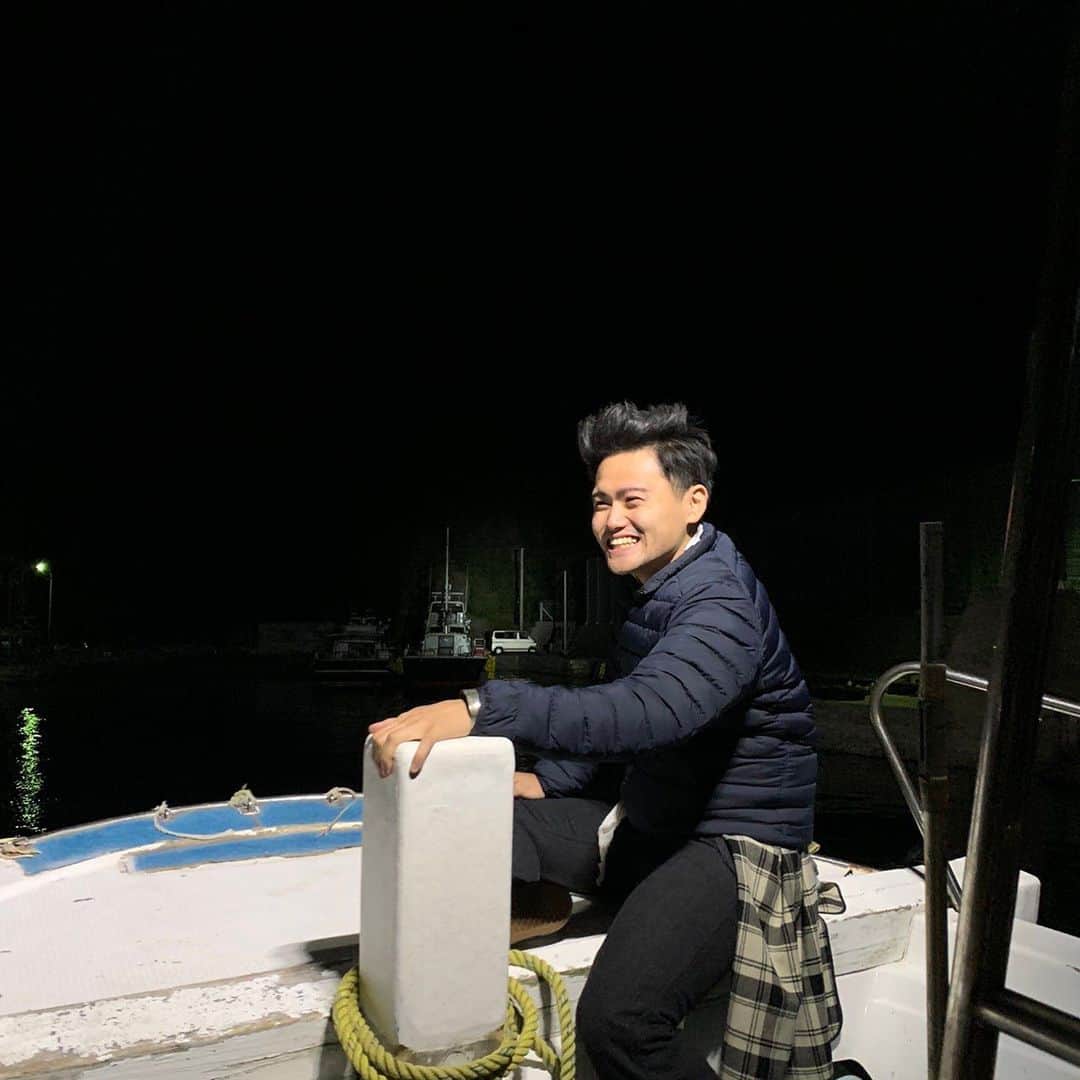 よへのインスタグラム：「夜の海は気をつけろよな！  #ここに座ってみたかった #ルフィ #船長はここ #腰からはみ出すジャックスパロウの名残 #TikTok #tiktok  #tiktoker #tiktokers」