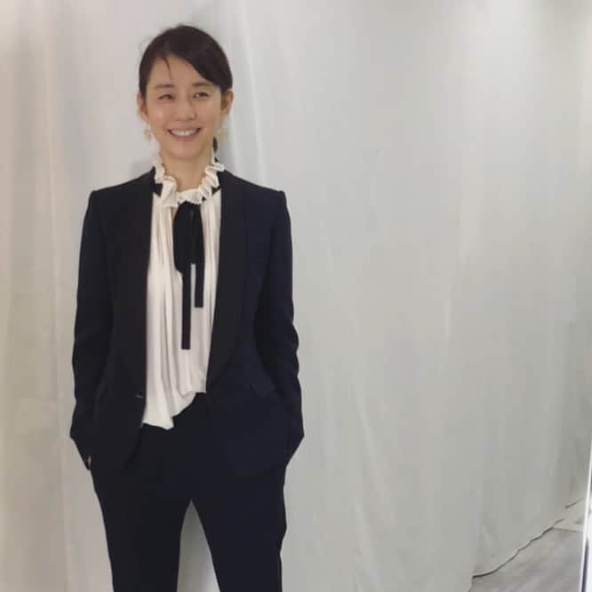 石田ゆり子さんのインスタグラム写真 - (石田ゆり子Instagram)「フリルと黒いリボンの合わせをみると、わくわくするのは なぜなのか。 少年性と女らしさが合わさったものが好きなのです。 それだけの話でした。」11月29日 20時33分 - yuriyuri1003