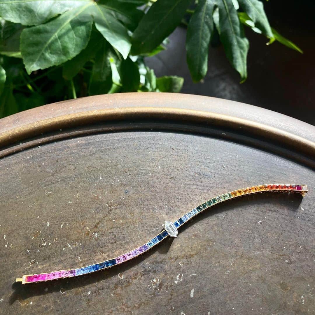 稲木ジョージのインスタグラム：「My face 🤤every time I look at to my @milamorejewelry candy sapphire tennis bracelet 🙈 0.7ct of double arrow diamond is so mesmerizing too🔮 誕生石がサファイアで、 @daichi_1127 ちゃんのオラクルカードリーディングの結果、自分の未来は「ダイヤ」らしい。自分に喝入れつつ、発電所並みのパワーをいただくべく、キャンディサファイアテニスブレスをカスタムしました💎 通常@milamore_japan では、キャンディサファイアテニスブレスに、留め金のところがバゲットダイヤになって販売しております😊ぜひ拝見に来てください😌🤲自然からありがたく頂戴した宝石を身につけるのは、ロマンしかない😌本物だけを身につけたい。」