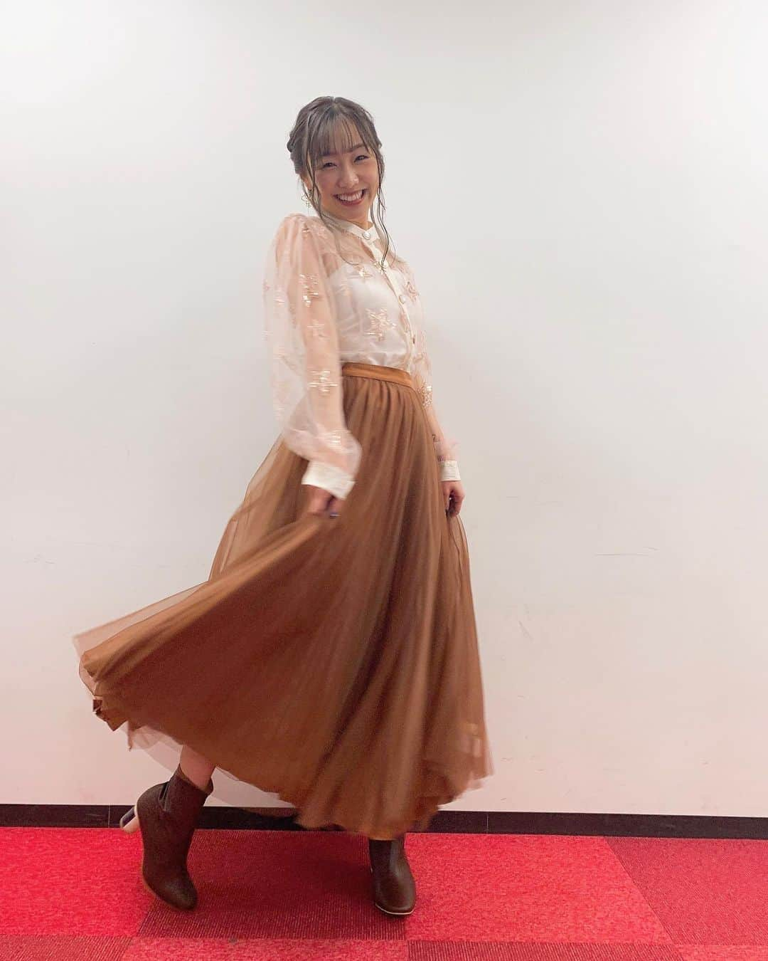 須田亜香里さんのインスタグラム写真 - (須田亜香里Instagram)「最近の衣装は透けてたり 腕が出てたりが多いですが… 今夜はどっちでしょーか？ 予想してねん。 . . 11月29日(日) テレビ朝日 & ‪ABEMA‬ 24:55〜 【#熱闘Mリーグ】 今夜は試合の振り返りと 実況の日吉さんの特集！ 楽しみーーーーー！ . . 最近のサムさんコーデをずらり。 #須田亜香里衣装 #競輪祭 #100万溶かした日 #熱闘mリーグ . .」11月29日 20時34分 - akarisuda