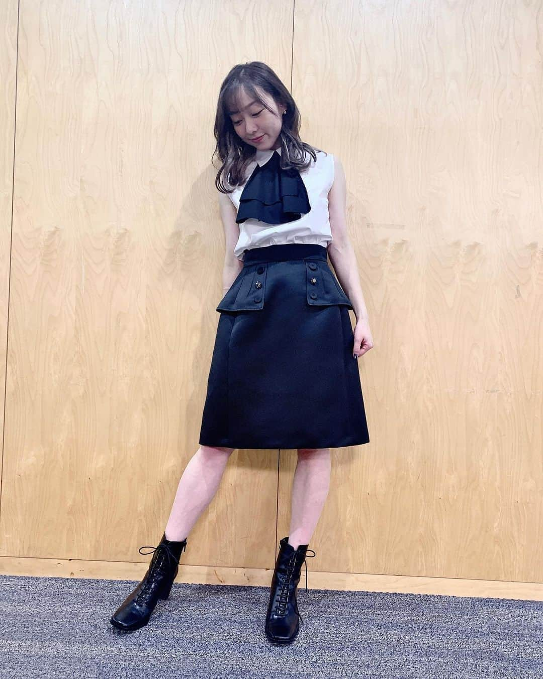 須田亜香里さんのインスタグラム写真 - (須田亜香里Instagram)「最近の衣装は透けてたり 腕が出てたりが多いですが… 今夜はどっちでしょーか？ 予想してねん。 . . 11月29日(日) テレビ朝日 & ‪ABEMA‬ 24:55〜 【#熱闘Mリーグ】 今夜は試合の振り返りと 実況の日吉さんの特集！ 楽しみーーーーー！ . . 最近のサムさんコーデをずらり。 #須田亜香里衣装 #競輪祭 #100万溶かした日 #熱闘mリーグ . .」11月29日 20時34分 - akarisuda