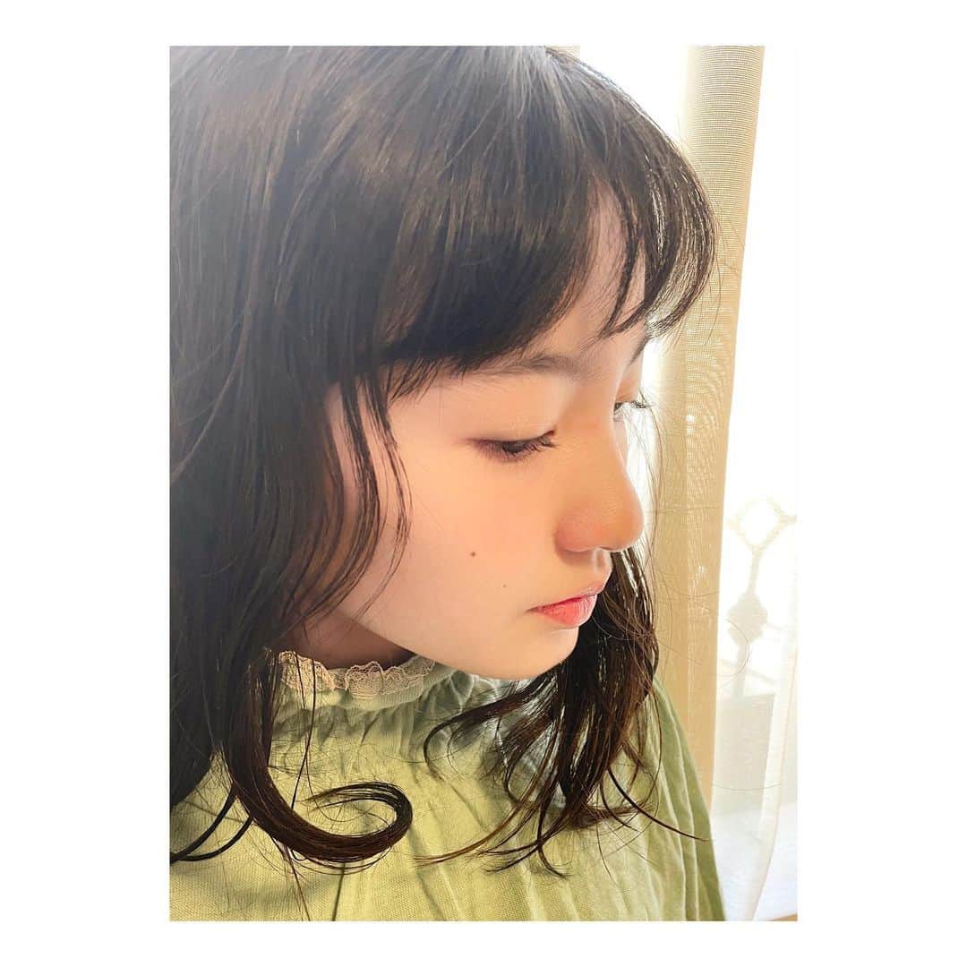 のインスタグラム：「🌱 ほんのりアイシャドーもグリーン入れてみた💚  今朝は起きた瞬間からなぜか 絶対カラーを着よう！って思って服を選びました🤗 だから今日の私はグリーンな気分なのです🌱 ・ ・ ・ #グリーンカラー #今日の気分 #タートルネック #巻き髪 #jc #中1女子 #メイク #メイク練習中 #ナチュラルメイク #ちょっとだけ #えくぼある #山本紗衣」