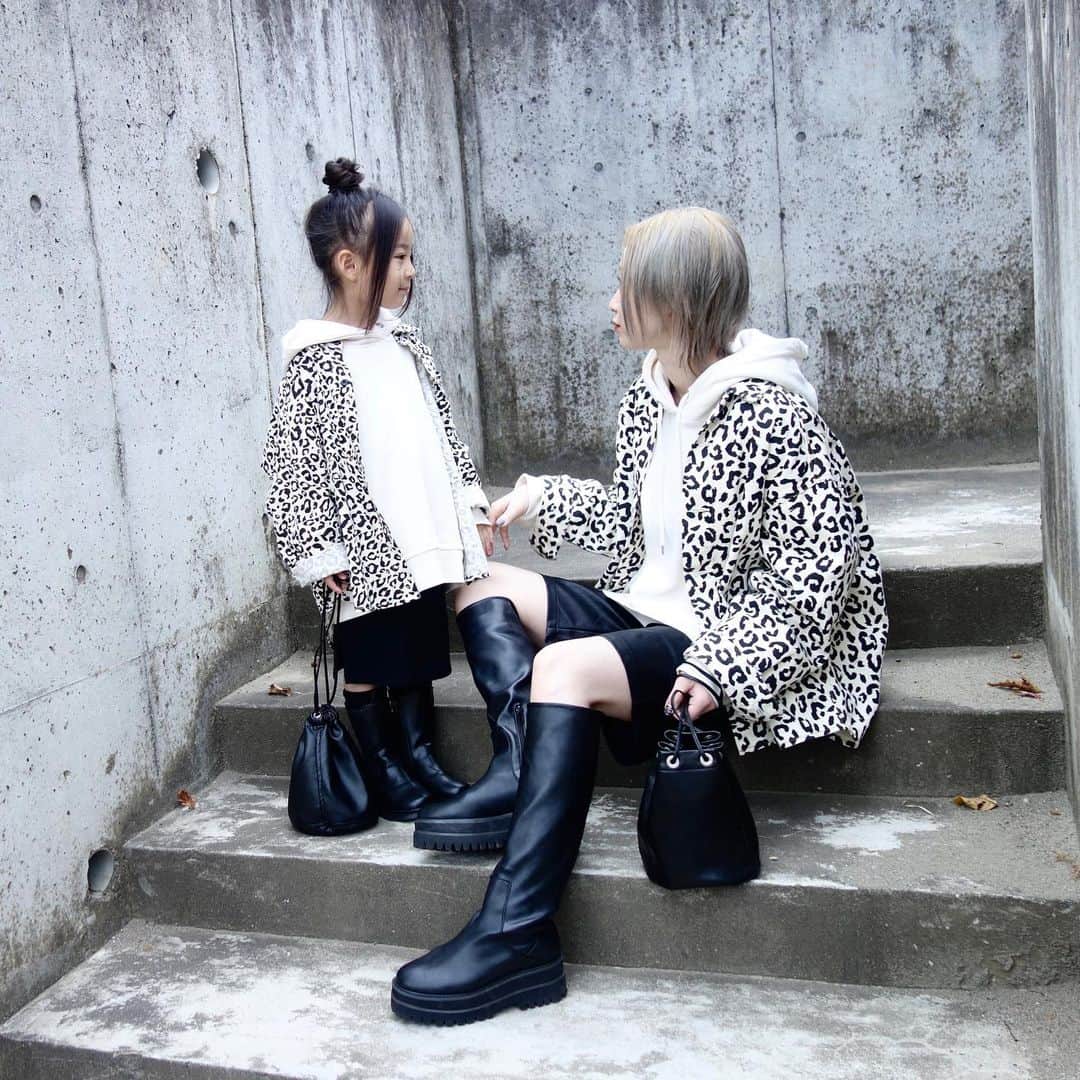 Saraのインスタグラム：「. coordinate♡ . おそろいの日。 . レオパードに白パーカー、 ロングブーツ合わせ🖤 . 👧🏻 : 105cm shirt ▶︎ #korea  foodie ▶︎ #jeanasiskids  pants ▶︎ #branshes  boots ▶︎ #korea  bag ▶︎ #unemansion  . 👩🏼 : 160cm jacket ▶︎ #moussy  foodie ▶︎ #jeanasis  pants ▶︎ #jeanasis  boots ▶︎ #jeanasis  bag ▶︎ #hobo  . 腕時計は ＠loborjapan ⌚️ クールなコーデが好きなので、 時計もかっこいいデザインのものを🖤 . 「sarashh」を入力で10%オフになります✌️ . #coordinate #ootd #おそろいコーデ #お揃いコーデ #親子コーデ #親子リンクコーデ #ペアルック #腕時計 #時計 #手元倶楽部 #ロバー #lobor」