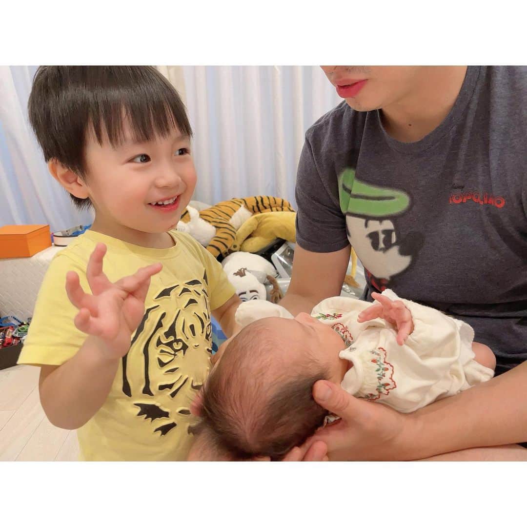 のインスタグラム：「兄妹💓💓💓  sisterに優しいおちびーぬ🥰🥰🥰  #3才 #0才」
