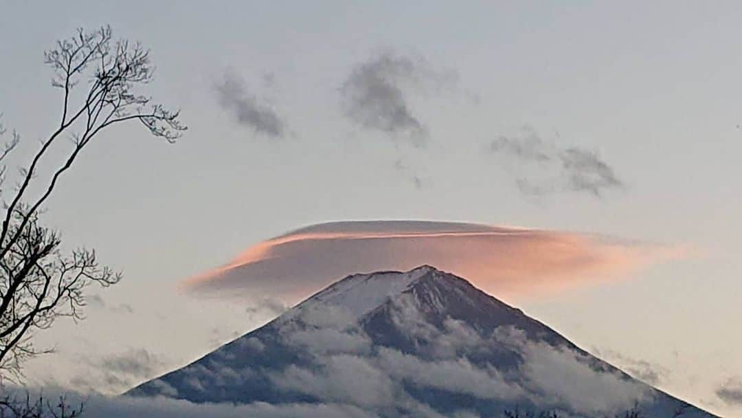 綾小路きみまろさんのインスタグラム写真 - (綾小路きみまろInstagram)「こんばんは。 綾小路きみまろです。  今日夕方の #河口湖 #富士山 #きみまろ茶やからの富士山ビュー #傘雲 😆👍✨ なんだか、ちょっとロマンチック♥️  さて、  今日は紅葉まつり🍁 最終日でした。  すこし寂しくなりますが 冬は富士山🗻ビューが ますます楽しみな季節。  機会がありましたら 冬の河口湖にも ぜひお越しくださいね。 お待ちしております😍⤴️⤴️  【ご案内】 河口湖 #きみまろ茶や #るりびょうたん は、 12月2日(水)～12月6日(日) お休みをいただきます。 よろしくお願いいたします。」11月29日 20時47分 - ayanokojikimimaro_official