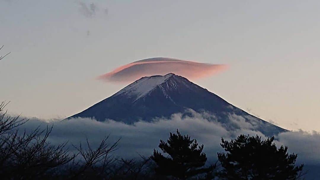 綾小路きみまろさんのインスタグラム写真 - (綾小路きみまろInstagram)「こんばんは。 綾小路きみまろです。  今日夕方の #河口湖 #富士山 #きみまろ茶やからの富士山ビュー #傘雲 😆👍✨ なんだか、ちょっとロマンチック♥️  さて、  今日は紅葉まつり🍁 最終日でした。  すこし寂しくなりますが 冬は富士山🗻ビューが ますます楽しみな季節。  機会がありましたら 冬の河口湖にも ぜひお越しくださいね。 お待ちしております😍⤴️⤴️  【ご案内】 河口湖 #きみまろ茶や #るりびょうたん は、 12月2日(水)～12月6日(日) お休みをいただきます。 よろしくお願いいたします。」11月29日 20時47分 - ayanokojikimimaro_official