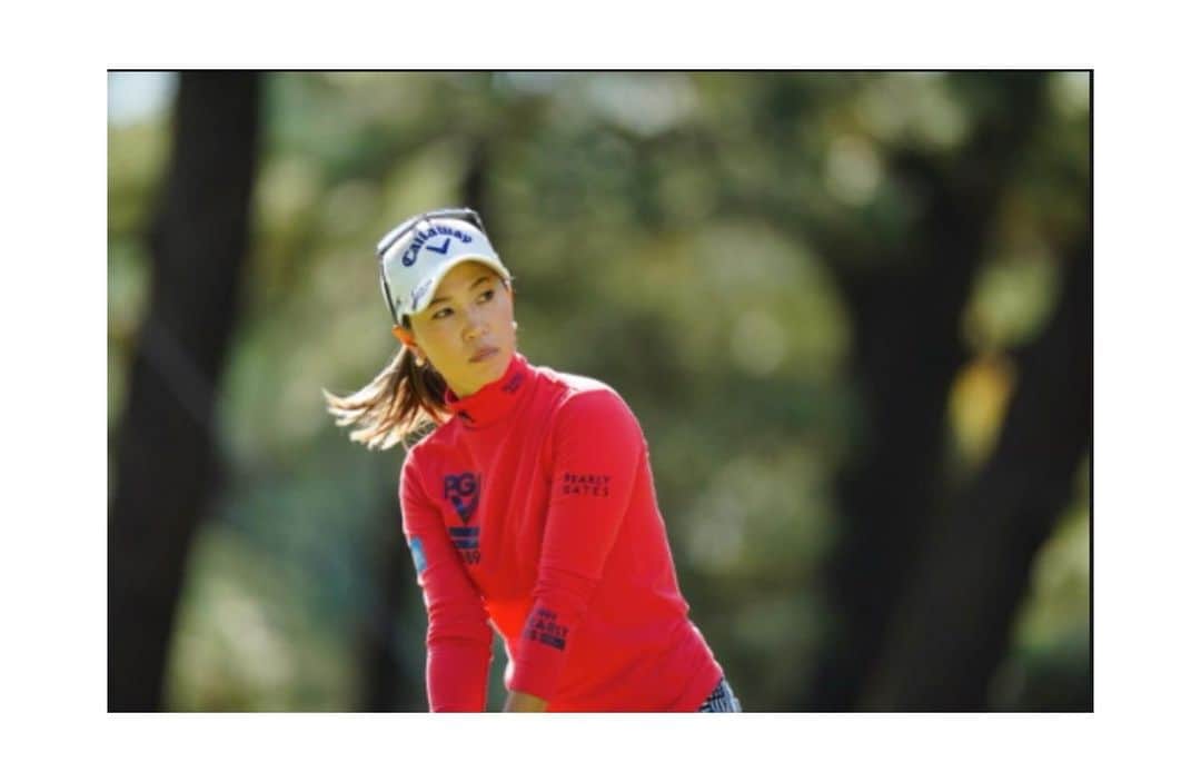 上田桃子のインスタグラム：「2020年度日本ツアー最後の大会、リコーカップが終わりました。 まず初めに今シーズンの大会を開催してくださったスポンサーの方々。 そして、大会開催にあたって準備をしてくださった関係各位の皆様、ギャラリーが入れない状況の中報道を通して今年のツアーの内容を伝えてくださったメディアの皆様、素晴らしいコース環境を整えてくださった各コースの皆様。  本当にありがとうございました！  正直、このコロナという新しいウイルスによって世界中が不安な状況下で今シーズンは試合が出来るとは思っていませんでした。  プロになって以来、実家で過ごす日が多くて準備の仕方も例年とは違って戸惑う日も少なくありませんでした。  アースから試合が開幕してからは本当に毎週毎週気持ちの持ち方や調整の仕方もイレギュラーな状況に合わせていくのでいっぱいいっぱいでした。 幸いな事に、開催された試合で女子プロの感染はなかったこと、そして最後まで開催してくださった大会が無事に終わった事。 まずはこれが今年の大きな成功だったと思います。  結果はいうまでもなく、悔しさでいっぱいです。  でもその中でも精一杯向き合えたし自分のやるべき事から背を向けずに進んで行けた事で、全英でもいい経験が出来たし、ホールインワンというご褒美も貰えました。  残念ながら今年もメジャーは勝てなかったけれど、どうせ勝つ日が来るのならやっぱりいつも応援してくれてるファンの皆さんの前でやりたいな😁  なので、その日が来年こそ来ると信じてまた頑張ろうと思います。  今週の悔しさは、アメリカにぶちまけてきますw  個人的には後1試合。 健康で、自分のベストが出せればokかな👍  日本女子プロゴルフツアーに関わる皆様。本当にお疲れ様でした！  また来年は元気な姿で、今シーズンの続きが出来ますように🤩🤩🤩  #2020 #リコーカップ #来年へ続く #皆様どうか元気で #また会いましょう #今週の車内ではずーっとtwice #鼻歌は4日間続いた」