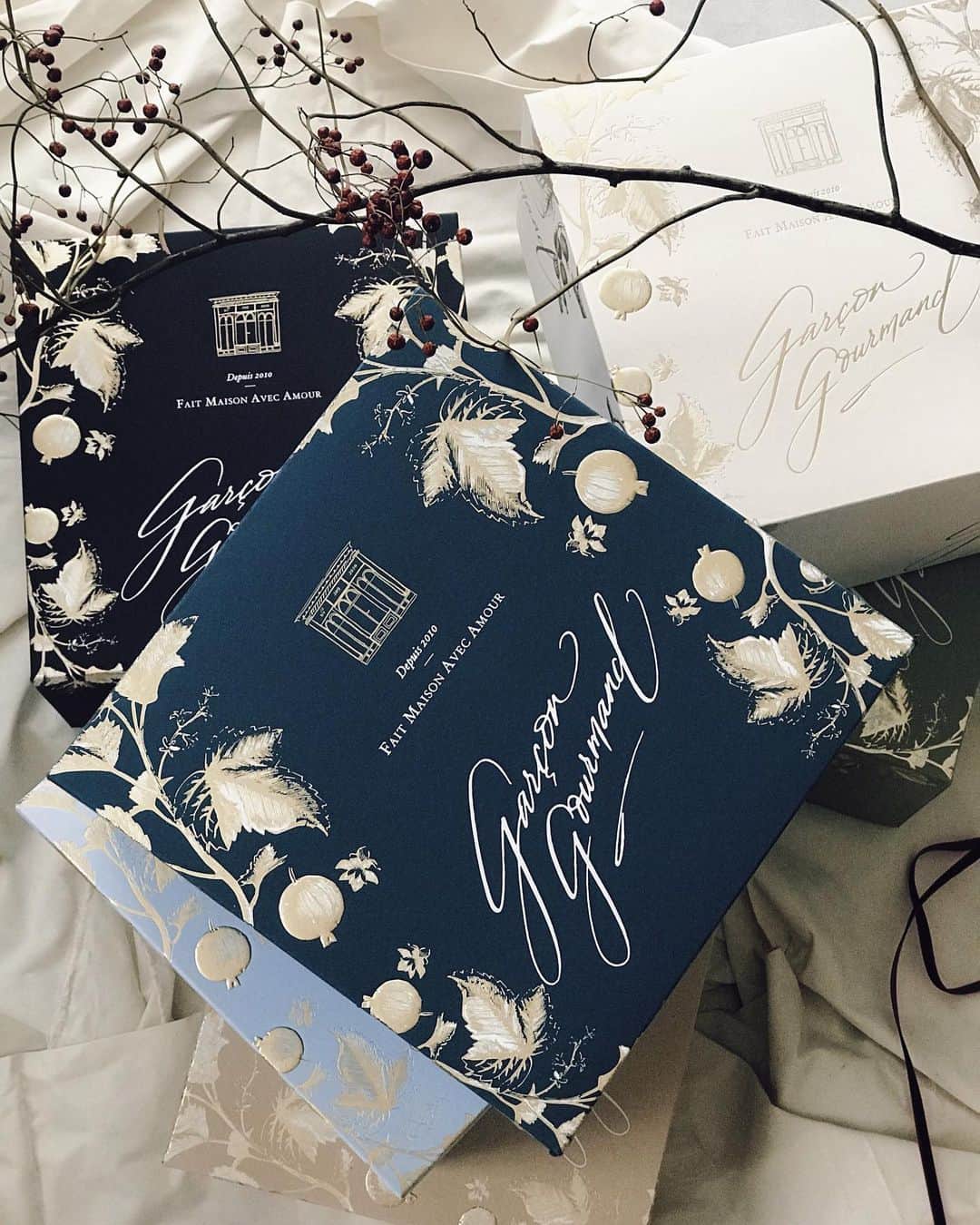 Veronica Halimさんのインスタグラム写真 - (Veronica HalimInstagram)「Special box design for @garcon.gourmand Christmas Bundt Cake, available in 6 colours to choose from. One of the best bundt cake in town if you are into spices, and chocolate. — #packagingdesign #truffypi #christmasbox #bundtcake #chirstmascake #christmaspackaging #calligraphy #moderncalligraphy #prettypackaging」11月29日 20時42分 - truffypi