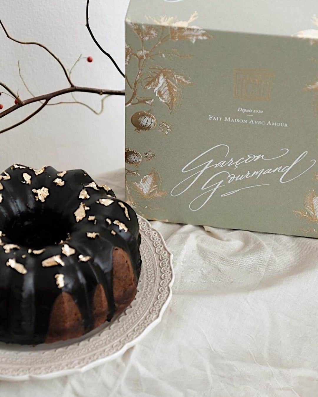 Veronica Halimさんのインスタグラム写真 - (Veronica HalimInstagram)「Special box design for @garcon.gourmand Christmas Bundt Cake, available in 6 colours to choose from. One of the best bundt cake in town if you are into spices, and chocolate. — #packagingdesign #truffypi #christmasbox #bundtcake #chirstmascake #christmaspackaging #calligraphy #moderncalligraphy #prettypackaging」11月29日 20時42分 - truffypi