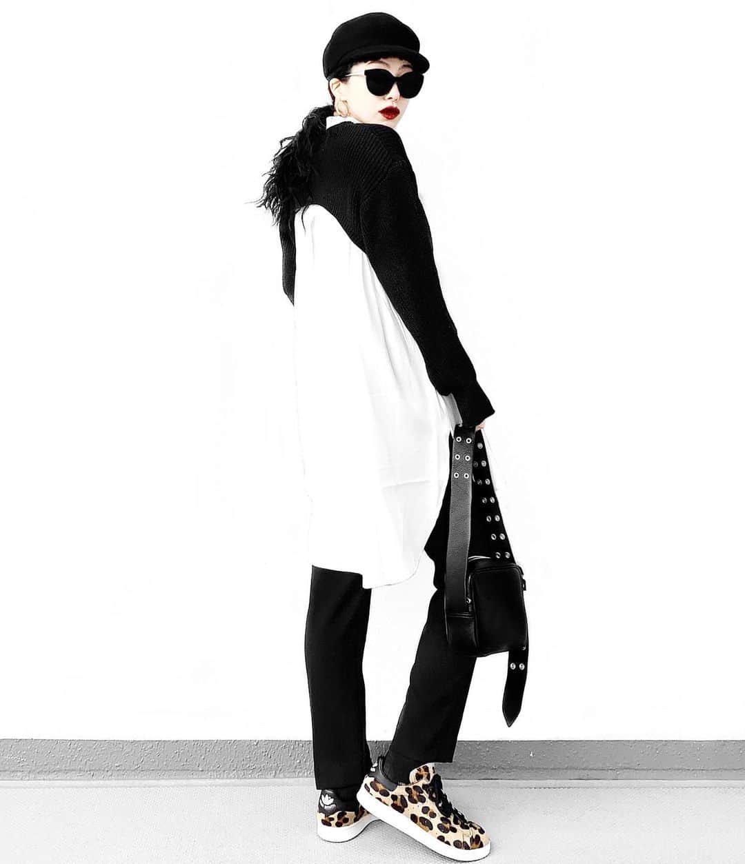 lve_xxxxのインスタグラム：「.﻿ .﻿ ﾄﾚﾝﾁ🧥の中身はこちら💁‍♀️﻿ ﻿ …ね？﻿ そりゃさ寒いわけですよ。﻿ ﻿ Knit着てるけどさ、丈短くて、﻿ 身頃ｼｬﾂだけですもんね😂ww﻿ ﻿ しかし、この短いﾆｯﾄが﻿ とにかく、可愛いですわ🖤﻿ ﻿ 癖ありﾃﾞｻﾞｲﾝにはどーにも﻿ 目がないんです🤗﻿ ﻿ ﾆｯﾄは @lveu.official の﻿ 発売中やつ☝️✧﻿ ﻿ ﻿ ｺｰﾃﾞｱｲﾃﾑ詳細は﻿ WEARをご覧くださいませ。﻿ ﻿ WEAR ： lvexxxx ﻿ 💻 https://wear.jp/sp/lvexxxx/﻿ ﻿ －－－－－－－－－－－－－－－－－－﻿ ﻿ 📢ｺﾒﾝﾄ頂ける際は、﻿ 最新投稿にお願い致します。﻿ ﻿ 過去投稿に頂いた際、気がつかない事もあり﻿ お返事致しかねる場合が御座います🙇‍♀ ️﻿ ﻿」