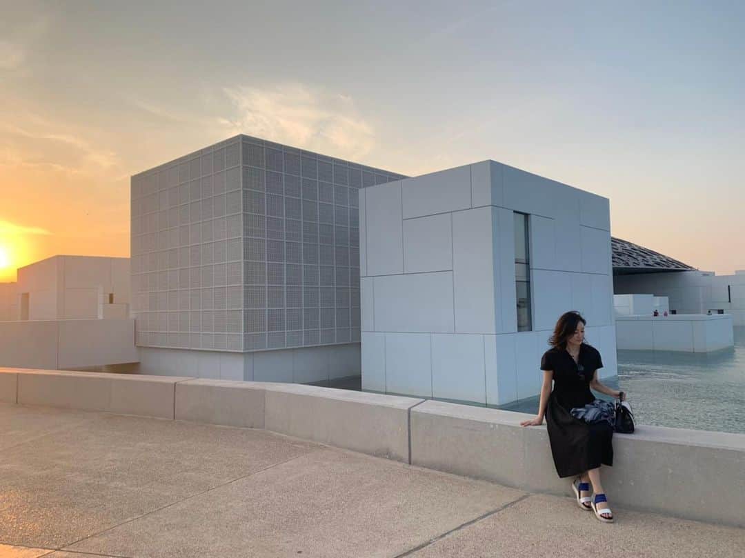 佐藤仁美のインスタグラム：「🌇🌵 とっても素敵な場所。 ルーブルアブダビ美術館。 @louvreabudhabi   建造物も、内装も、美しい。 変な話だけど お手洗いはとても綺麗で清潔だったから、Covid-19の渦中でも安心して訪れることができる場所だと思う。  12月〜1月のアブダビは、気候が良くて過ごしやすい。  何も考えずに、ぼーっとしたい。  今日は久しぶりに飛行に乗った。 ますますどこか飛んで行きたくなった。  #abudhabi  #kochi  #louvremuseum」