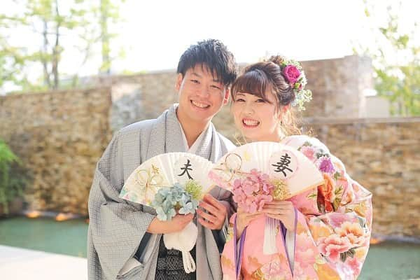 八雲迎賓館 【結婚式 パーティ 記念日 人生儀礼】福井さんのインスタグラム写真 - (八雲迎賓館 【結婚式 パーティ 記念日 人生儀礼】福井Instagram)「. .  和傘には 降り注ぐ災いから御守りするという意味があり 昔は嫁入り道具とされていたそうです。  ご新郎様に守られながら歩く素敵なご新婦様✨  #anniversary #八雲迎賓館 #結婚式レポ #八雲の卒花さん #和傘 #入場シーン #前撮り #前撮りレポ #前撮りポーズ #プールガーデン #福井結婚式#結婚式 #福井#福井市#福井県 #福井結婚式場 #福井市結婚式場 #新郎新婦 #夫婦 #おしゃれ花嫁 #全国のプレ花嫁さんと繋がりたい #日本中のプレ花嫁さんと繋がりたい #卒花#北陸花嫁#リゾ婚 #リゾートウェディング #ウェディングレポ #ウェディングプランナー  @modocollectionmiwa @photo_linx @yakumogeihinkan」11月29日 20時43分 - yakumogeihinkan