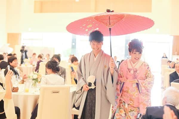 八雲迎賓館 【結婚式 パーティ 記念日 人生儀礼】福井さんのインスタグラム写真 - (八雲迎賓館 【結婚式 パーティ 記念日 人生儀礼】福井Instagram)「. .  和傘には 降り注ぐ災いから御守りするという意味があり 昔は嫁入り道具とされていたそうです。  ご新郎様に守られながら歩く素敵なご新婦様✨  #anniversary #八雲迎賓館 #結婚式レポ #八雲の卒花さん #和傘 #入場シーン #前撮り #前撮りレポ #前撮りポーズ #プールガーデン #福井結婚式#結婚式 #福井#福井市#福井県 #福井結婚式場 #福井市結婚式場 #新郎新婦 #夫婦 #おしゃれ花嫁 #全国のプレ花嫁さんと繋がりたい #日本中のプレ花嫁さんと繋がりたい #卒花#北陸花嫁#リゾ婚 #リゾートウェディング #ウェディングレポ #ウェディングプランナー  @modocollectionmiwa @photo_linx @yakumogeihinkan」11月29日 20時43分 - yakumogeihinkan