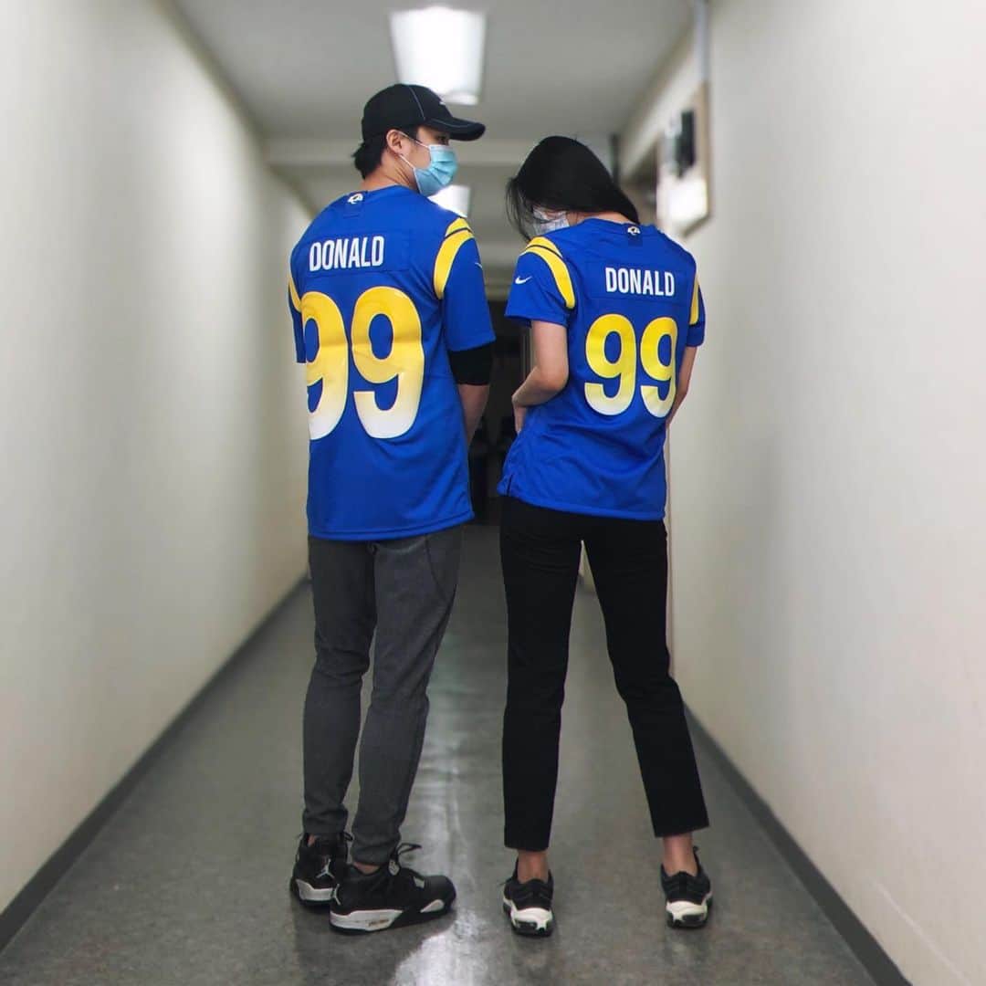 セレクションスタッフのインスタグラム：「.﻿ お揃い👫🐏🏈﻿ ﻿ model:💁🏻‍♂️176cm Msize﻿ model:💁🏻‍♀️166cm Msize﻿ ﻿ ﻿ ﻿ ﻿ ﻿ #nfl #アメフト #アメフトが好きだ #セレクション新宿 #セレクション大阪 #フットボール #社会人アメフト #ロサンゼルスラムズ #アーロンドナルド #aarondonald #チャージャーズ #joeybosa #ナイキ」