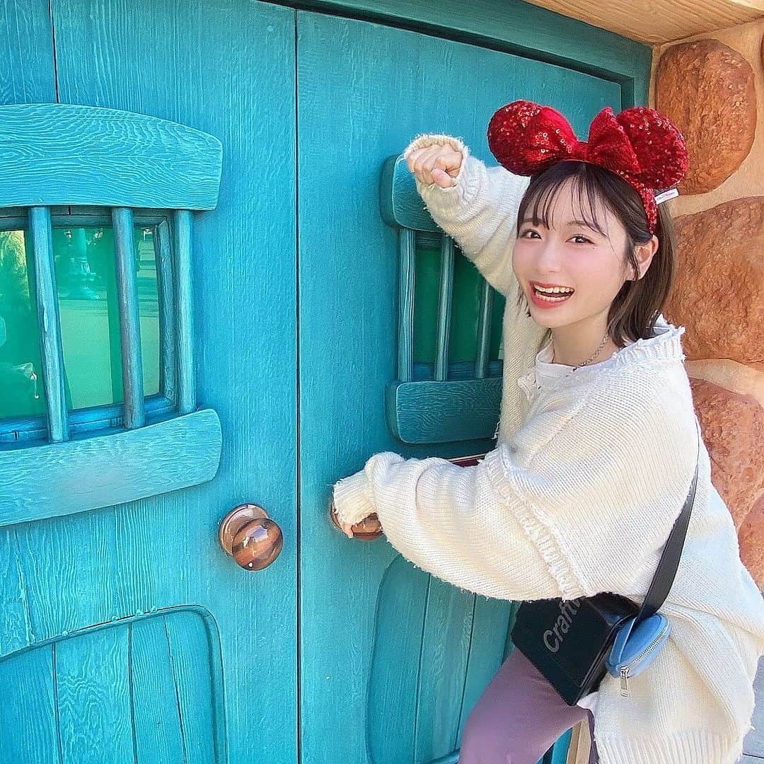てぃーみきのインスタグラム：「ドンドンドンドンドン！！！🚪 このカチューシャ可愛いよね 赤してる人少なかったからおすすめ🥺 #disney #ディズニーランドンドンドンドンドン」