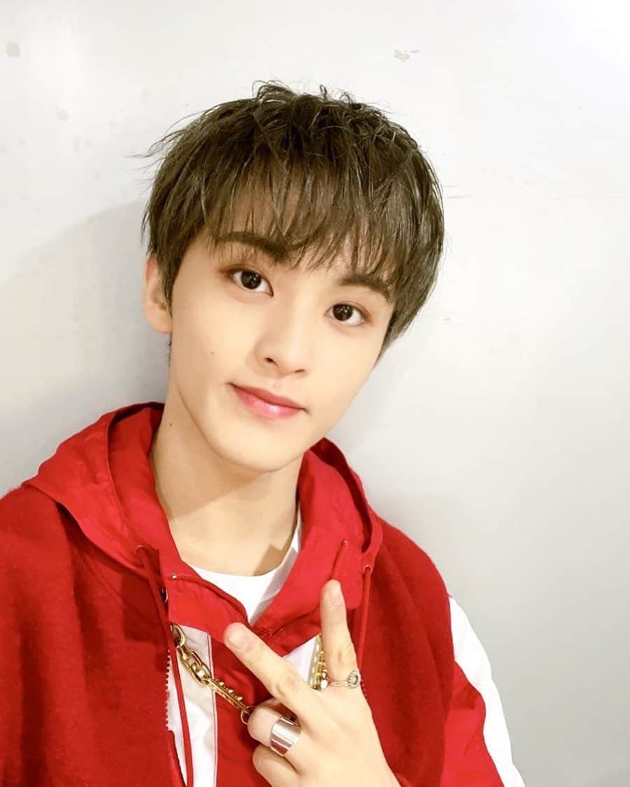 NCTさんのインスタグラム写真 - (NCTInstagram)「여러분!! 나인티스러브 첫주가 벌써 끝나버렸네요ㅠㅠㅠㅠ우리 멤버들이랑 이번 노래 많이 응원해줘서 너무 고맙고 진짜 이번주도 여러분 생각 많이 하면서 활동했어요!! 얼른 또 만나요~~ Hope you all enjoyed our first week!! You know how much we thank you, right? Hahaha take care guys :)  #NCT_MARK #MARK #90sLove #NCT #NCTU #RESONANCE_Pt2 #NCT_RESONANCE」11月29日 20時58分 - nct