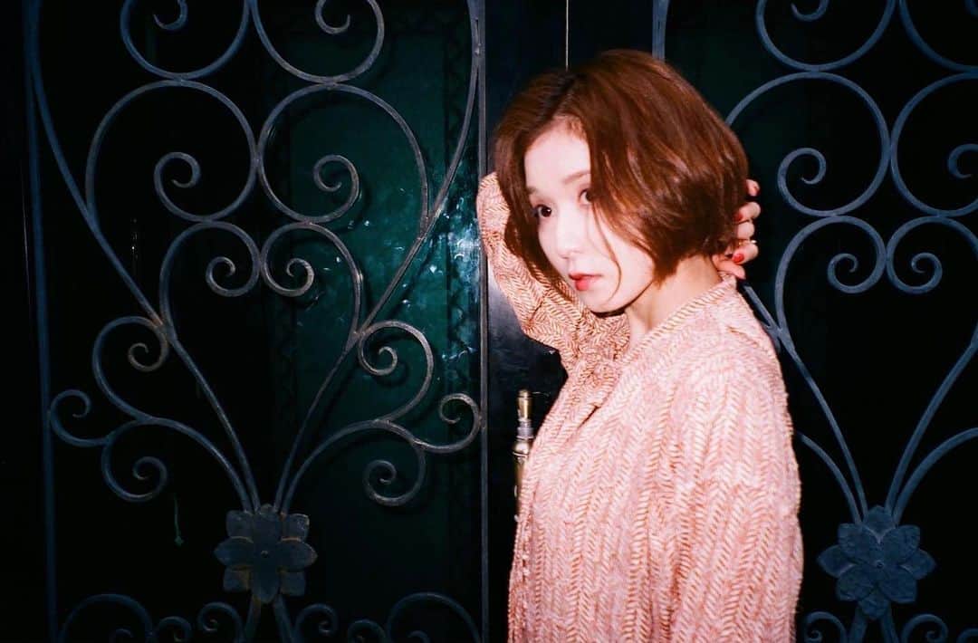 松岡茉優　ファンアカウントのインスタグラム：「. 初日が近付いてますね🥺🤍 皆さんは何日に行く予定ですか？？ . #松岡茉優#23階の笑い#三谷幸喜#瀬戸康史 #かっこいい#かわいい#2020#女優#俳優#声優#アイドル#モデル#映画#ドラマ#CM#アニメ#日本#Japan#cute#smile#instagood #beautiful#happy#love#おすすめ#いいね#Instagram#Twitter#茉優ちゃん823」
