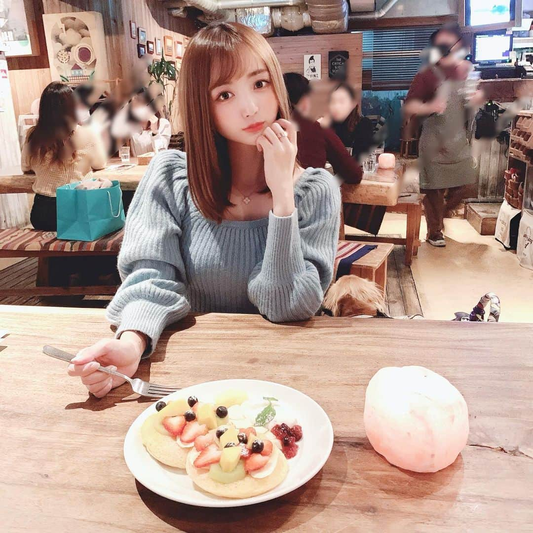 ゆうたむさんのインスタグラム写真 - (ゆうたむInstagram)「🥞🥞🥞 . . . . カフェで ほっこりした休日だった🥞 フルーツたっぷりの豆乳パンケーキ美味しかった☺️💓 . . @grl_official  の水色ニットがかわいい♡♡ 田中みな実さんが着てたの見て一目惚れ❤︎❤︎ プチプラでお洋服揃えられるのが嬉しい☺️ . . . #grl #グレイル #fashion #ootd #오오티디  #멋스타그램 #데일리룩  #데일리코디  #데일리패션  #패션  #카페스타그램  #카페」11月29日 20時57分 - yuutamu_non