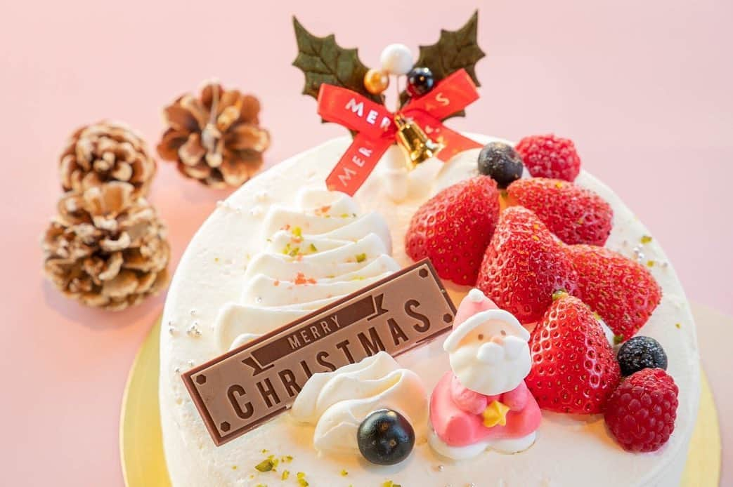 ミエレのインスタグラム：「🐝クリスマスケーキ🍯﻿﻿〜海の舎〜 洋食レストラン「海の舎」で ﻿ 5種類のクリスマスを彩る特別なケーキをご用意！！﻿ ご家族、恋人と過ごす聖夜にぜひご利用下さい🎄 ﻿ 申込期間:12/12(土)まで﻿ お渡し期間:12/19(土)〜25(金)まで﻿ 予約方法:店頭予約または電話 電話番号:0799-70-9022 ﻿ ﻿ ⭐︎ホワイトクリスマス⭐︎﻿ 5号:3100円﻿ 6号:3800円﻿ ﻿ ふんわりキメの細かい淡路産卵のスポンジと、たっぷりのいちごに、クリスマスツリーをイメージしたコクのある生クリームを使用したクリスマスケーキです。﻿ ﻿ ⭐︎ショコラクリスマス⭐︎﻿ 5号:3100円﻿ 6号:3800円　﻿ ﻿ 生チョコクリームにチョコスポンジ生地、大人から子供まで食べやすいケーキです。﻿ ﻿ ⭐︎ブッシュドノエル⭐︎﻿ 15cm:3100円﻿ ﻿ 切り株をイメージした伝統菓子ブッシュドノエル。ボリューム満点のチョコスポンジ生地と生クリームの中にいちごがまるごと入ってます。﻿ ﻿ ⭐︎モンブラン﻿⭐︎ 5号:4000円　﻿ ﻿ 口どけの良いマロンクリームが魅力、淡路島の卵を使ったココア生地にフレッシュクリームと渋皮マロンをサンド。口いっぱいに広がる栗の風味をお楽しみください。﻿ ﻿ ⭐︎ヴィーガンクリスマス⭐︎﻿ 14cm×15cm:3800円﻿ ﻿ ﻿ 植物性のものだけを使用した特別なヴィーガンケーキ。 生クリームの代わりに豆乳クリームを使用し、身体に優しいケーキです。 ﻿ ※料金は全て税抜です。﻿ ﻿#青海波 #海の舎 #淡路 #クリスマス #クリスマスケーキ #海辺のはちみつテラスカフェmiele  #淡路旅行」