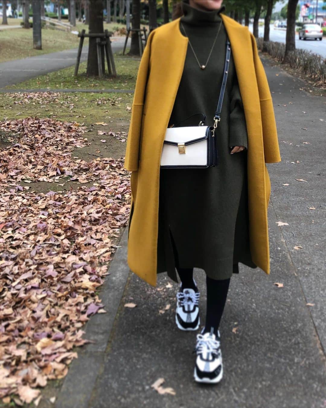 yukoさんのインスタグラム写真 - (yukoInstagram)「2020.11.29  mustard×khaki 背景とカラーリンク😂  coat #enfold  one-piece.bag #damefrank  shoes #versace」11月29日 20時49分 - sa_youu