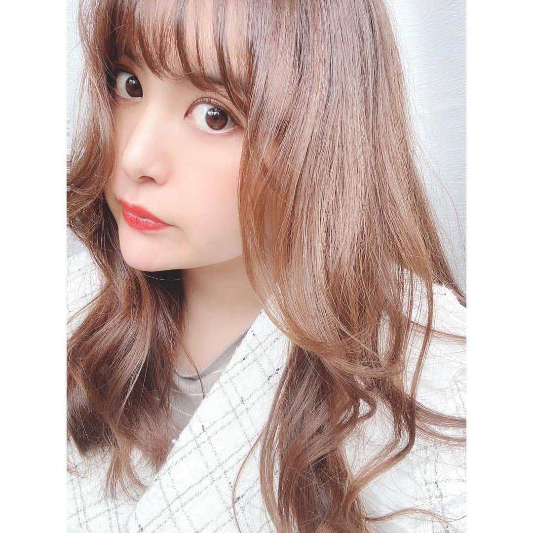 津久江麻由のインスタグラム：「. . DMで質問多かったので フィードに書きますね☺️ . ダイエットで身体の脂肪は落ちたけど、 顔の脂肪が落ちないし、 歳を重ねて、法令線目立ってきて 目も以前より開かなかったので 私はリリーオン渋谷明治通り店さんに 行ってきました🕊🤍 初めての ソニックフィット体験✊💕 . 医療ハイフはとても痛いと皆から聞いていて、 したかったけど断念してたんだけど それに比べて、ソニックフィットは 痛みもダウンタイムもなくリフトアップできる 最新美容機器なんです💃💕 . 施術直後も顎がシュッとして、 これから老廃物が流れていって 3週間後、1番効果がでるみたいです✌🏻 楽しみ🥴 . #ハイフ #美容医療 #ソニックフィット #ハイフエステ #リリーオン #小顔 #リフトアップ #渋谷明治通り  #医療痩身 #アンチエイジング  #レーザートーニング #エステ #お気に入りコスメ #コスメ大好き #メイク好き #デパコス #コスメ紹介 #今日のメイク  #今日のコスメ #プチプラコスメ #メイク好きさんと繋がりたい #コスメ好きさんと繋がりたい #おすすめコスメ #コスメ購入品 #コスメ好き #メイク好き #スキンケア #ボディソープ #ボディクリーム #ボディケア」