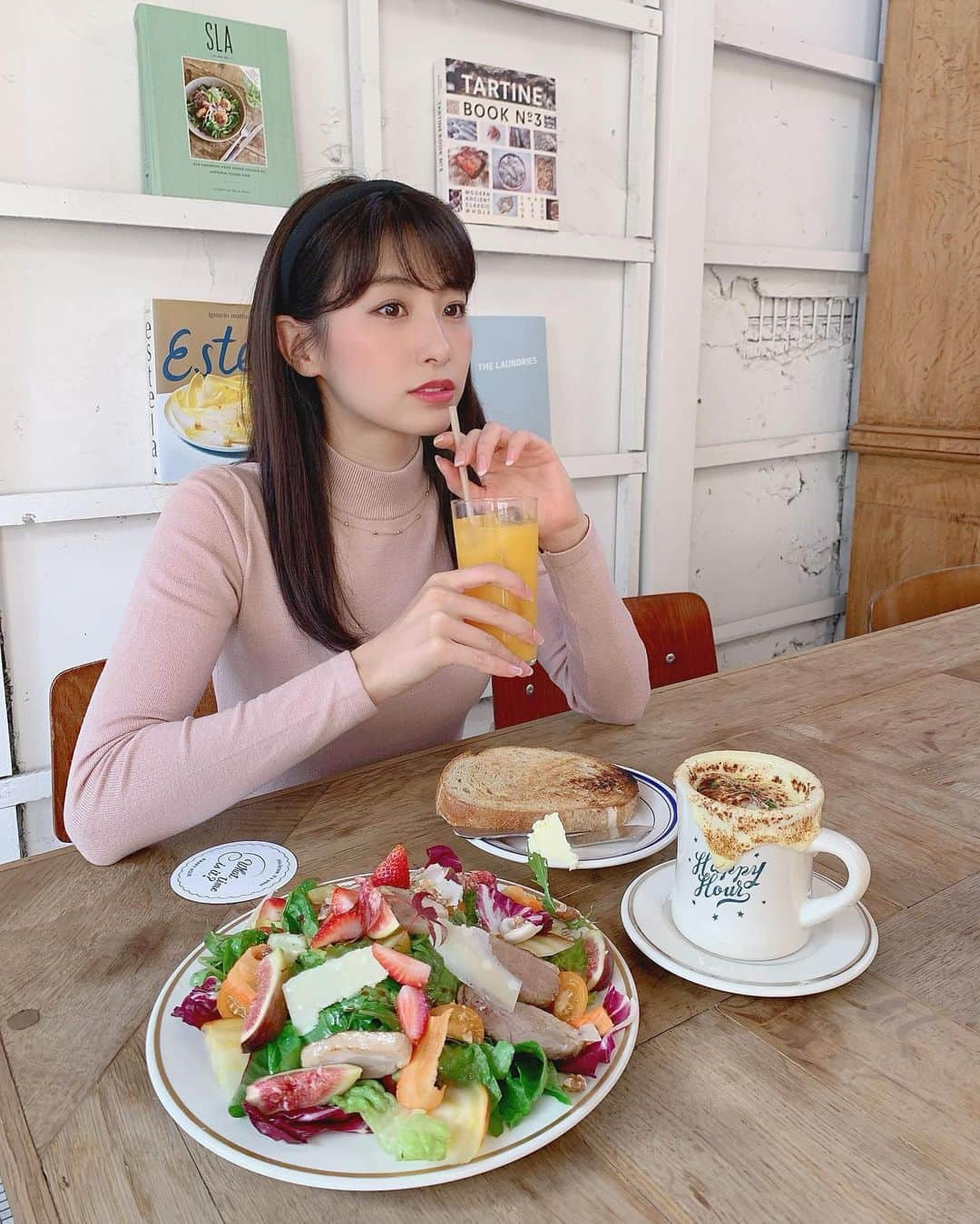 関根ささらさんのインスタグラム写真 - (関根ささらInstagram)「Happy Hour🌈💗 . . 広尾と恵比寿と白金のちょうど真ん中あたりにある『Happy Hour』に行って来ました🥗 合鴨といちじくのサラダとオニオングラタンスープをシェアしたよ〜〜🙏 . . サラダがメインのお店でずっと行きたかったところ！店内もめちゃくちゃ可愛いのだけど、休日だったけど運良く狙ってた席に座れて最高でした💮 . . ネックレスは @crayme_official の2連ネックレスのうちの1本だけつけてみた🥰✨とてもかわいい！！！♡ . . #サラダ活 #🥗 #サラダランチ #サラダカフェ #広尾 #恵比寿 #白金 #広尾カフェ #恵比寿カフェ #白金カフェ #hiroo #ebisu #shirogane #tokyo #cafe #cafestagram #tokyocafe #salad #instagood #instalike #instafood #食べスタグラム #おすすめカフェ #カフェ #カフェ巡り #カフェスタグラム #crayme #菅野結以 #ちゃん」11月29日 20時51分 - sasarasekine