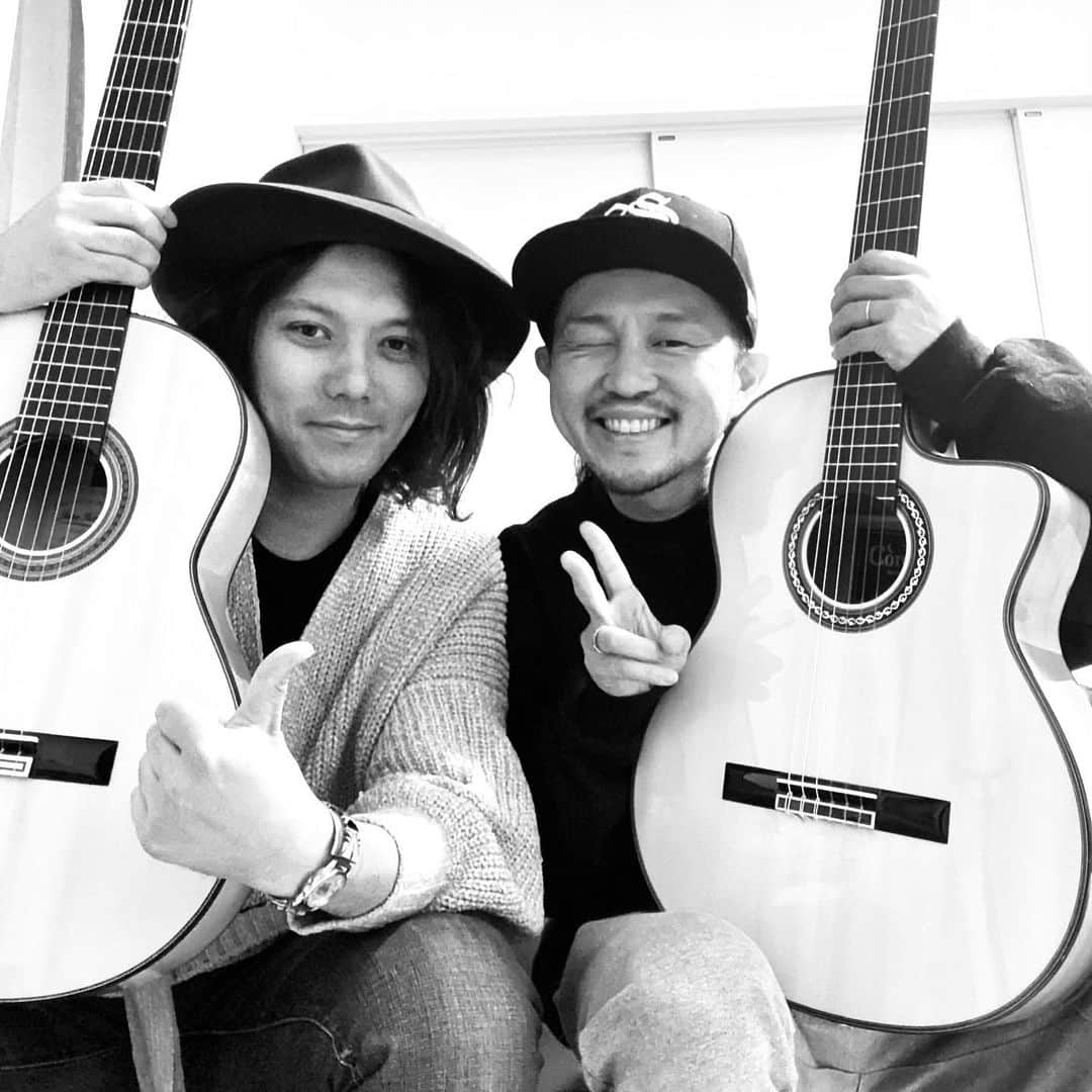 Kuboty のインスタグラム：「日本代表レベルのスーパーギタリスト、I Don't Like MondaysのCHOJI君が主催するアコースティックライブにゲスト出演します🤙  おやすみ、またあしたでやんわり培ったガットギターで挑みます、ナイロン弦でライブするの初めてなのでかなり緊張しております🐶💦  現場のチケットは売り切れておりますが、配信チケットは発売中でライブ当日まで購入可能なので、今日のジャパンカップ獲った方は是非その勢いで配信チケットゲットしてください🏇  僕は。。。  以下詳細です💁‍♂️  CHOJI presents"GOOSE BUMPS"  2020.12.4（fri）19:00視聴開始  https://www.staglee.com/events/5117/ チケット代金¥2,000（税込）  ※12月4日15時までチケット購入可能。 ※生配信後、12月6日まで視聴可能。 ※視聴方法など、お問い合わせは Good Stock Tokyoまで。 03-6451-7396 https://goodstock-tokyo.com  STARRING Choji（I DON'T LIKE MONDAYS.） Kuboty 大山聡一（BRADIO） 芳賀義彦（Walking Down By Low） 三澤勝洸（パスピエ）」