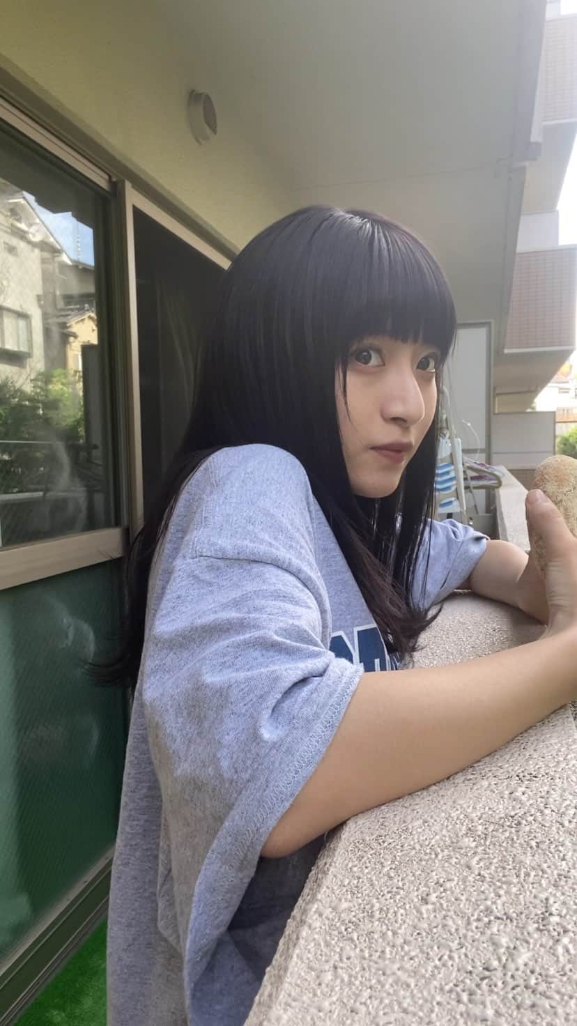 谷口萌衣子のインスタグラム：「ただドーナツを食べている動画  #ドーナツ #ベランダ #もぐもぐタイム #大学生 #大学生活 #京都グルメ #女子力 #おやつの時間 #ミスキャンパス立命館 #ミスキャンパス #ミスキャン #ミスコン #立命館大学 #女子大生 #女子大生の日常 #京都 #京都カフェ #donuts #kyoto」