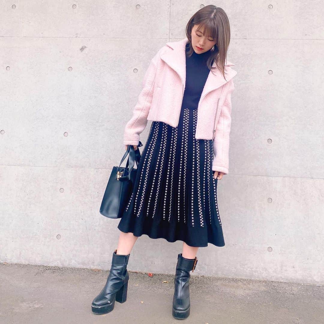 のインスタグラム：「ぴんくのあうたー引っ張り出した🥺 黒ばっかりの私がぴんくを…🤭 たまに着ると、いいなぁと思うのです💓 ． ． ワンピースも久しぶりに着たっ😆 スカートの部分が縦にデザインされてるから細く見えるし、ジャケットは短めのものを選ぶと、よりワンピースが引き立って可愛いなって🥺💓💓 ． ． ． #今日のコーデ #私服 #ワンピースコーデ #アウター #コーデ #アウターコーデ #革ブーツ #革バック #女の子コーデ #お洋服 #今日の服 #tittyandco #frayid」