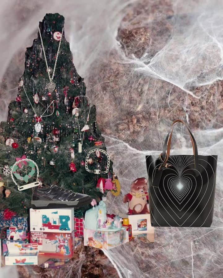 エルエヌシーシーのインスタグラム：「This year's gift guide celebrates unusual Christmas traditions from around the globe. Visit the world of (fake) spiders and webs inspired by an old Ukrainian folklore and discover the perfect gifts under £300. The LN-CC Gift Oddity is now live.」