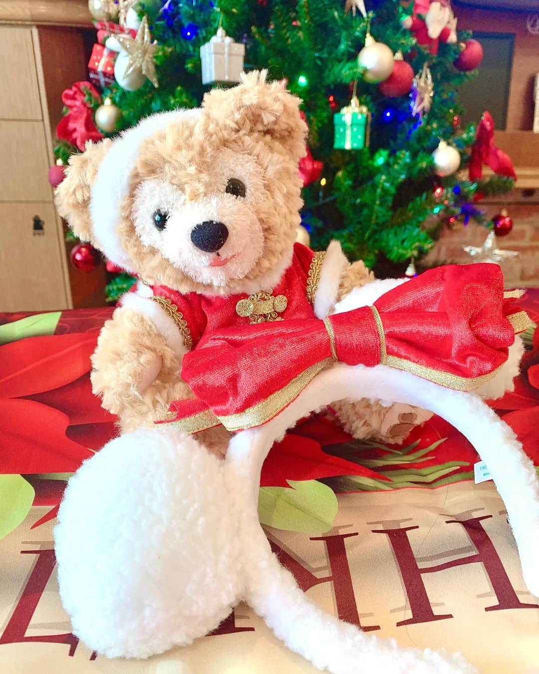 浅井麻里さんのインスタグラム写真 - (浅井麻里Instagram)「❤️🎄❤️﻿ ﻿ このサンタダッフィーのぬいぐるみ、﻿ オルゴールなの♬﻿ でも結構昔のだからゼンマイの巻きが﻿ ゆるくなっちゃってるっぽくて、﻿ 触ると突然鳴ったりしてびっくりしちゃう🤣笑﻿ ﻿ もこもこ可愛い❤️🧸﻿ ﻿ ﻿ カラコンはアレグロのロンドブラウン✨👀﻿ @allegro.info﻿ 瞳にキラキラ感が出るデザインとサイズ感好き💕﻿ ﻿ ﻿ #ダッフィーバウンド#ディズニーリゾート#ダッフィーコーデ#ダッフィーフレンズ#ダッフィー#ディズニー#tokyodisneyresort#duffy#Christmas」11月29日 21時00分 - mari_asai_625