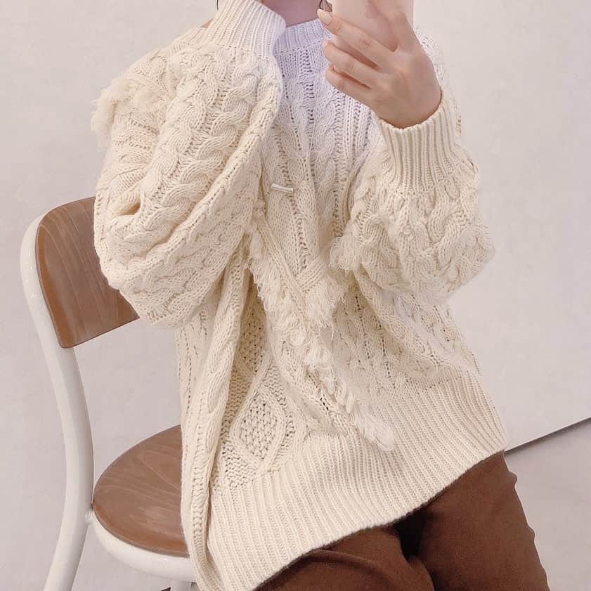 Vannie Officialのインスタグラム：「【VANNIE U フリンジ切替えニット】 4,200+tax ⠀ ⠀ 今季大大大本命のデイリーニット！  ⠀ 《styling》 今年らしいスタイルにぴったりなフリンジ切替ニット♡ さまざまなケーブル編みを組み合わせた凝ったデザインが魅力！ カラーパンツやデニムなどのシンプル合わせでも着映えする一枚に仕上げました◎  《detail》 大胆なパッチワークデザインとフリンジのディテールが最高にかわいい♡ 暖かみのあるざっくりとしたニットが秋冬のスタイルの後押しをします♪  ⠀ 《fabric》 チクチク感のない暖かい風合いのニット使用 ⠀ ⠀ ⠀ #vannie_u#ヴァニーユー #ZOZOでしか買えない⠀⠀ お問い合わせはDMまでご連絡ください‪‪☺︎‬」